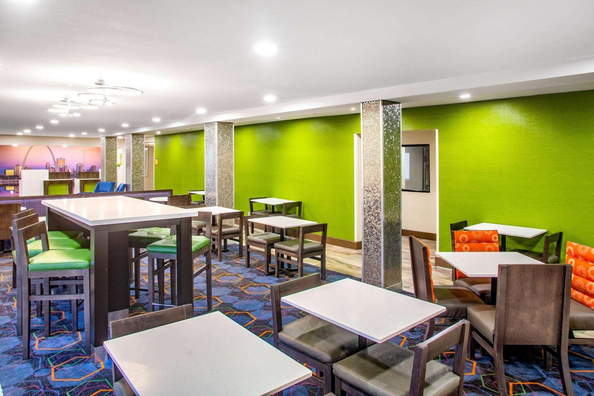 La Quinta Inn & Suites by Wyndham St Louis Hazelwood North photo 14