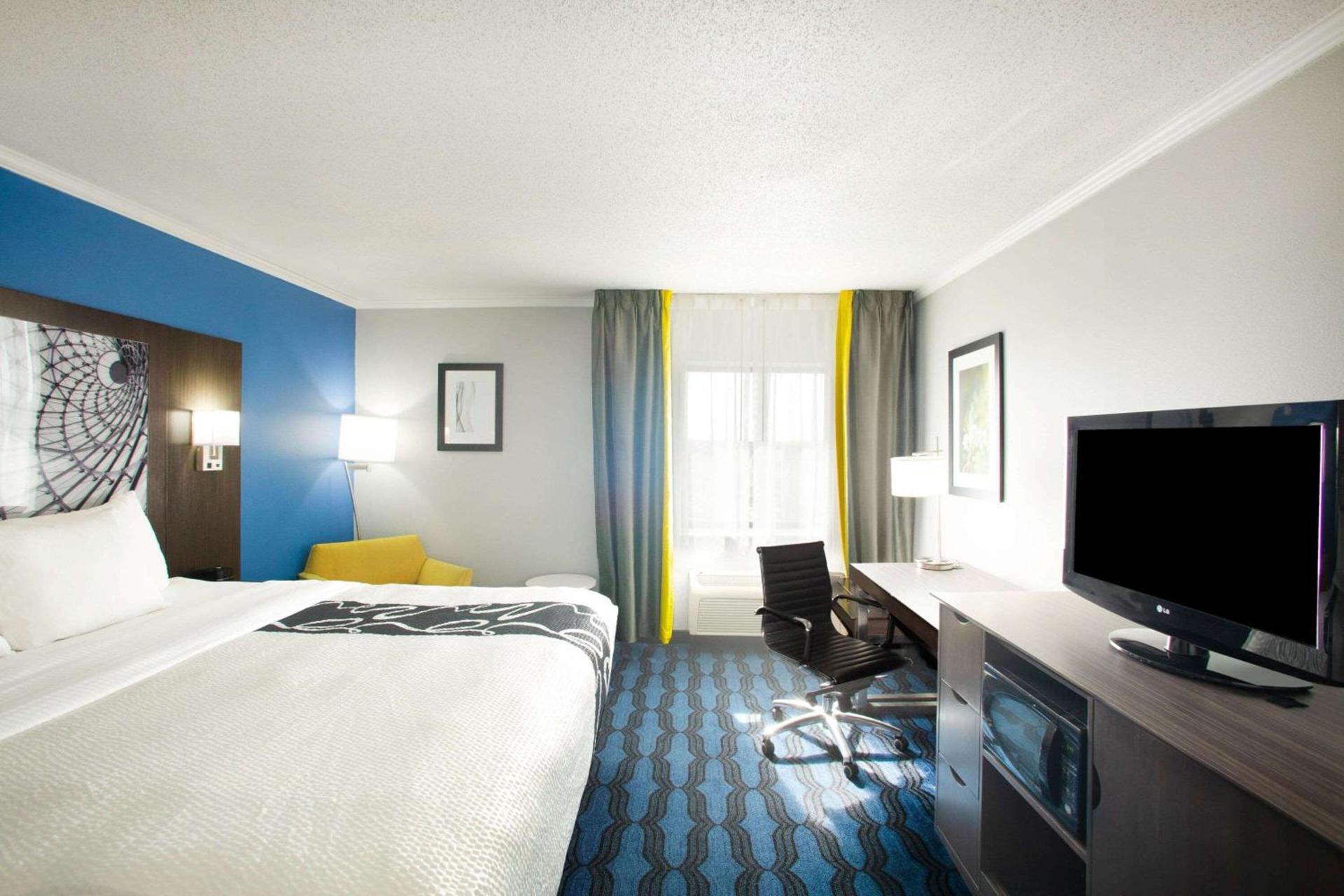 La Quinta Inn & Suites by Wyndham St Louis Hazelwood North photo 19