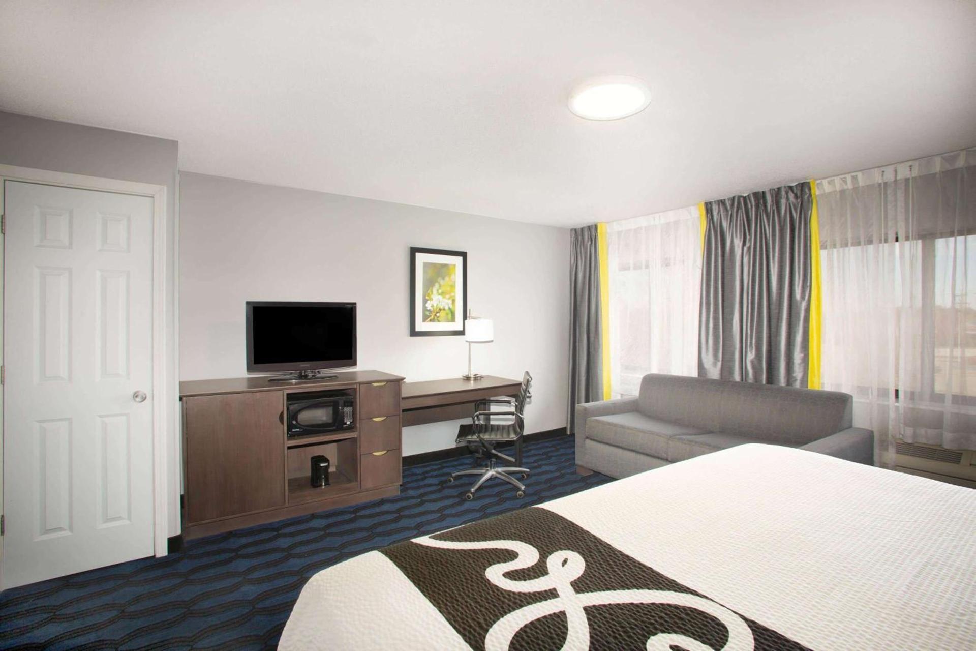 La Quinta Inn & Suites by Wyndham St Louis Hazelwood North photo 20