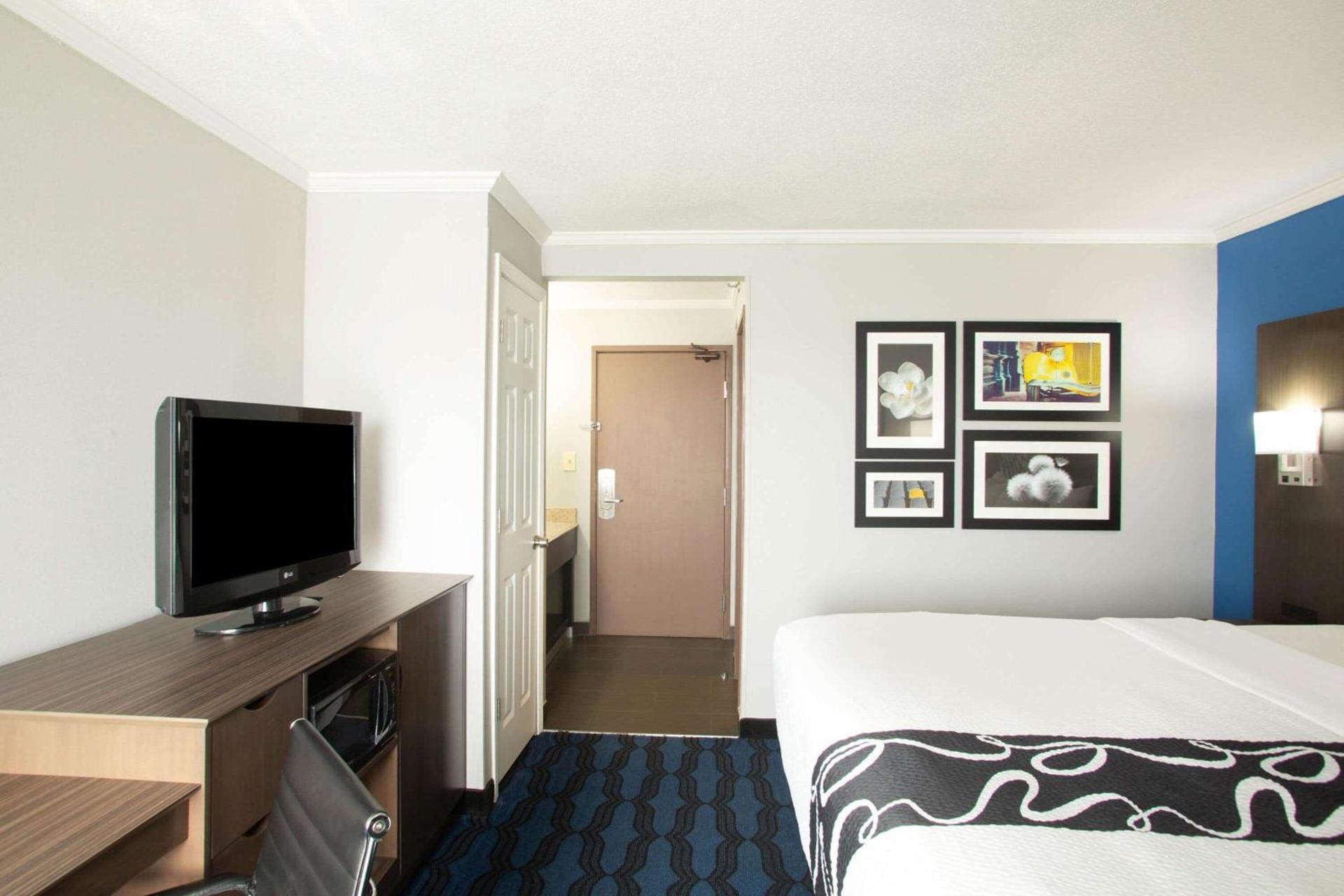 La Quinta Inn & Suites by Wyndham St Louis Hazelwood North photo 25