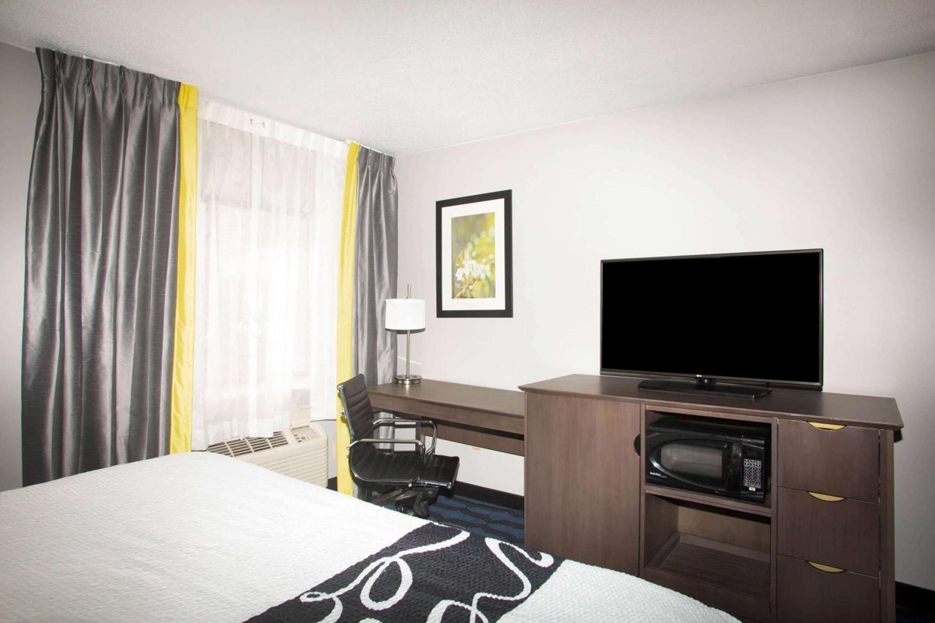 La Quinta Inn & Suites by Wyndham St Louis Hazelwood North photo 27