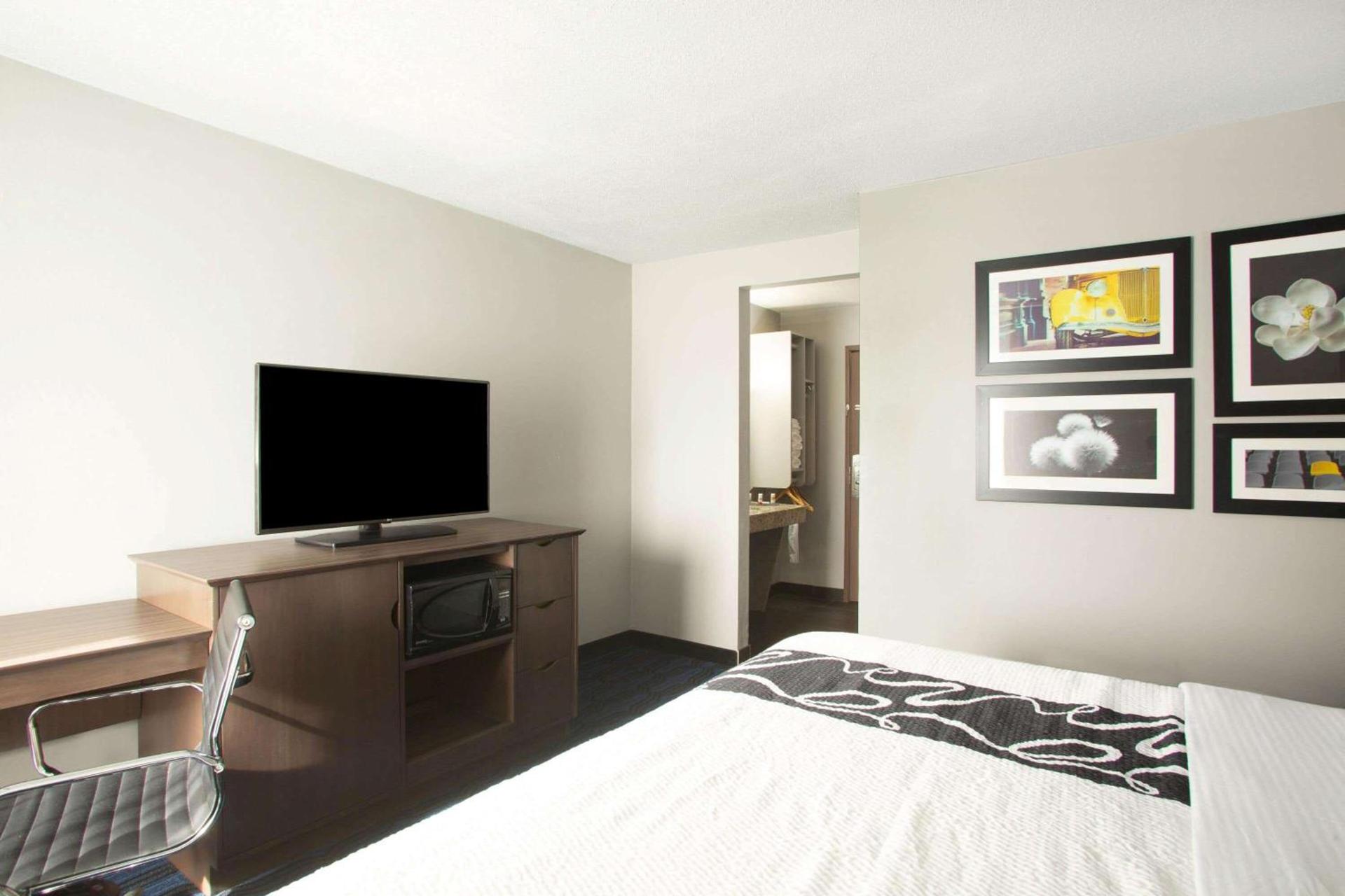 La Quinta Inn & Suites by Wyndham St Louis Hazelwood North photo 32