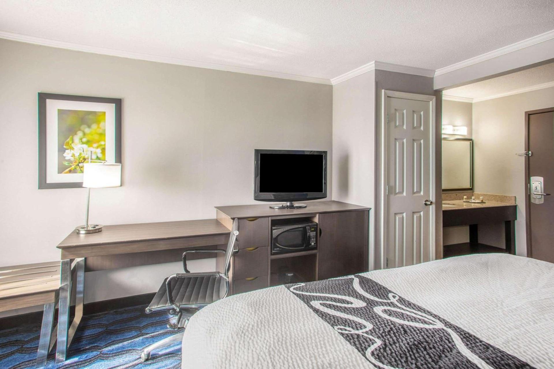 La Quinta Inn & Suites by Wyndham St Louis Hazelwood North photo 34