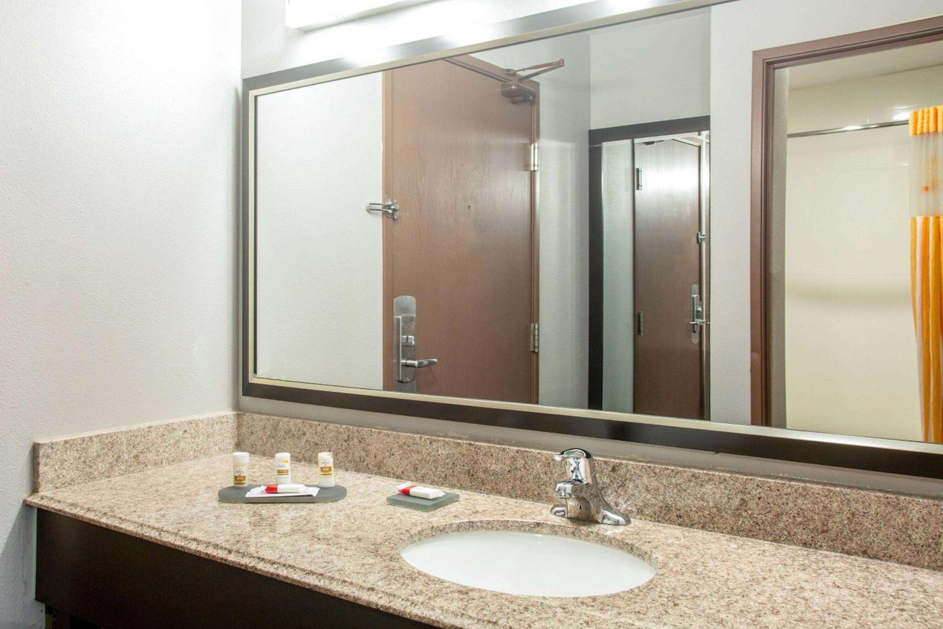 La Quinta Inn & Suites by Wyndham St Louis Hazelwood North photo 35
