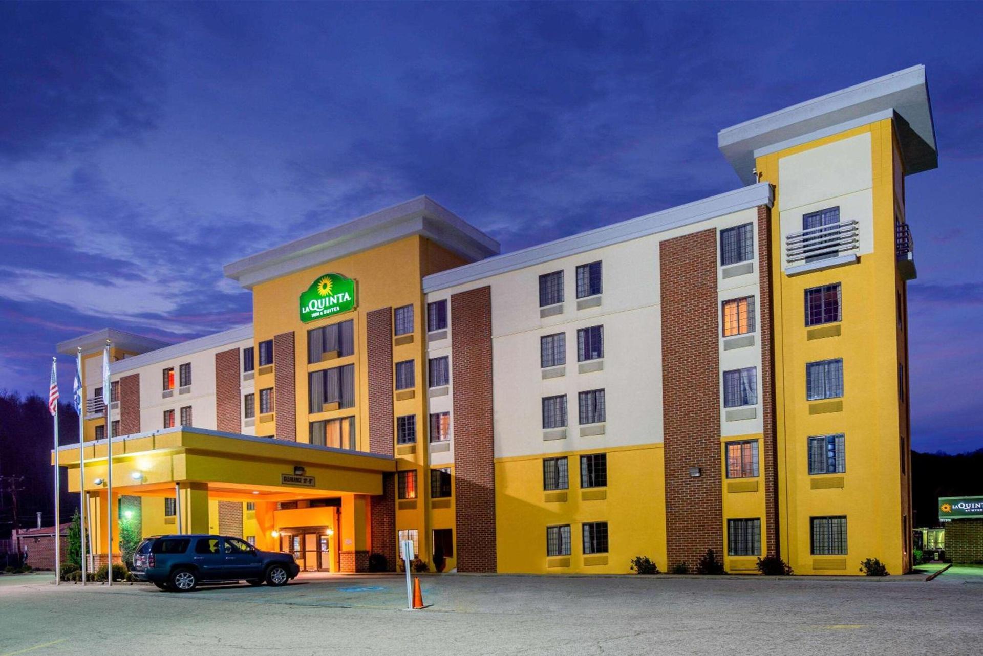La Quinta by Wyndham Elkview - Charleston NE photo 5