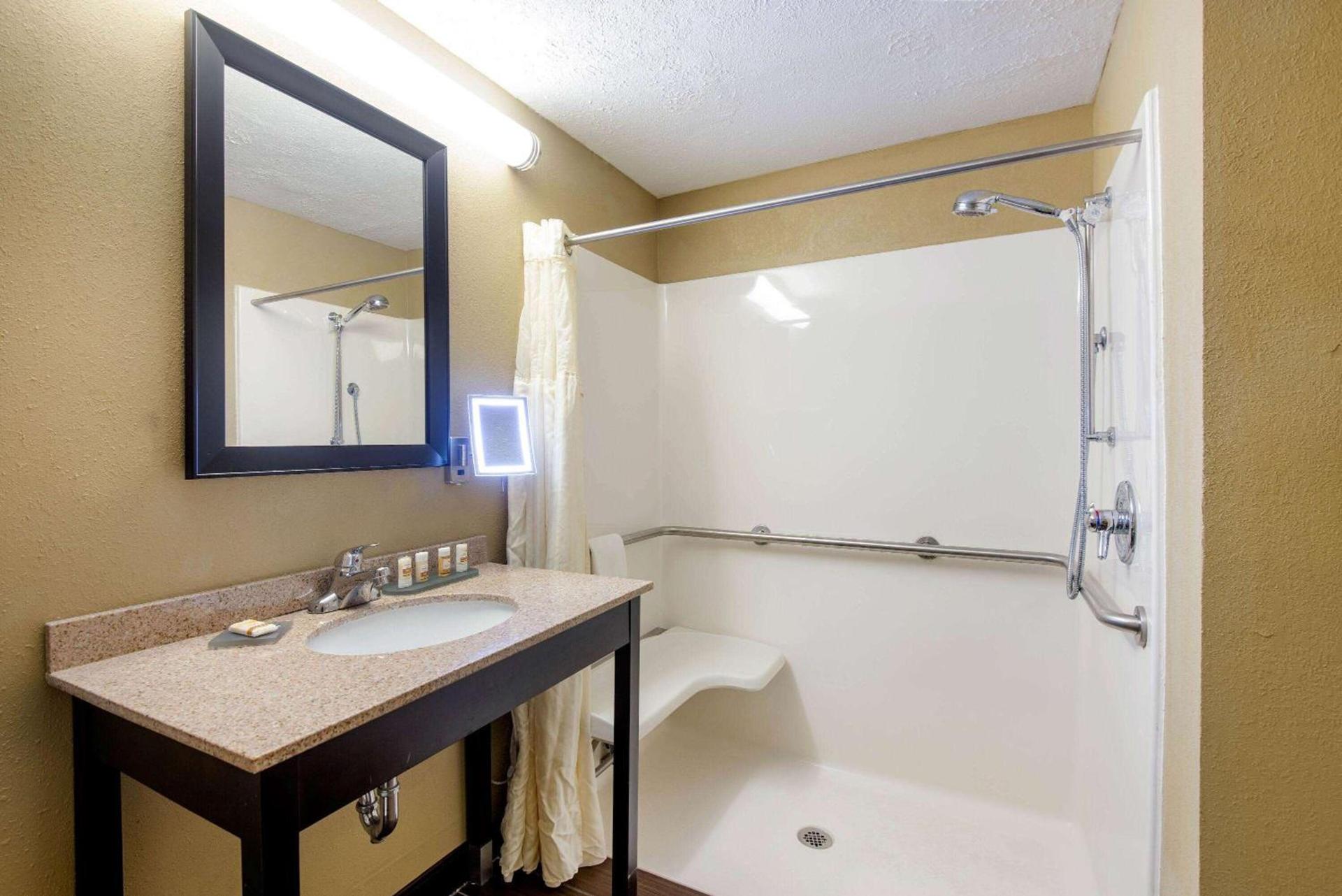 La Quinta by Wyndham Elkview - Charleston NE photo 19