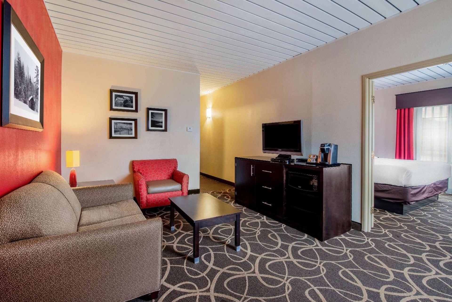La Quinta by Wyndham Elkview - Charleston NE photo 35