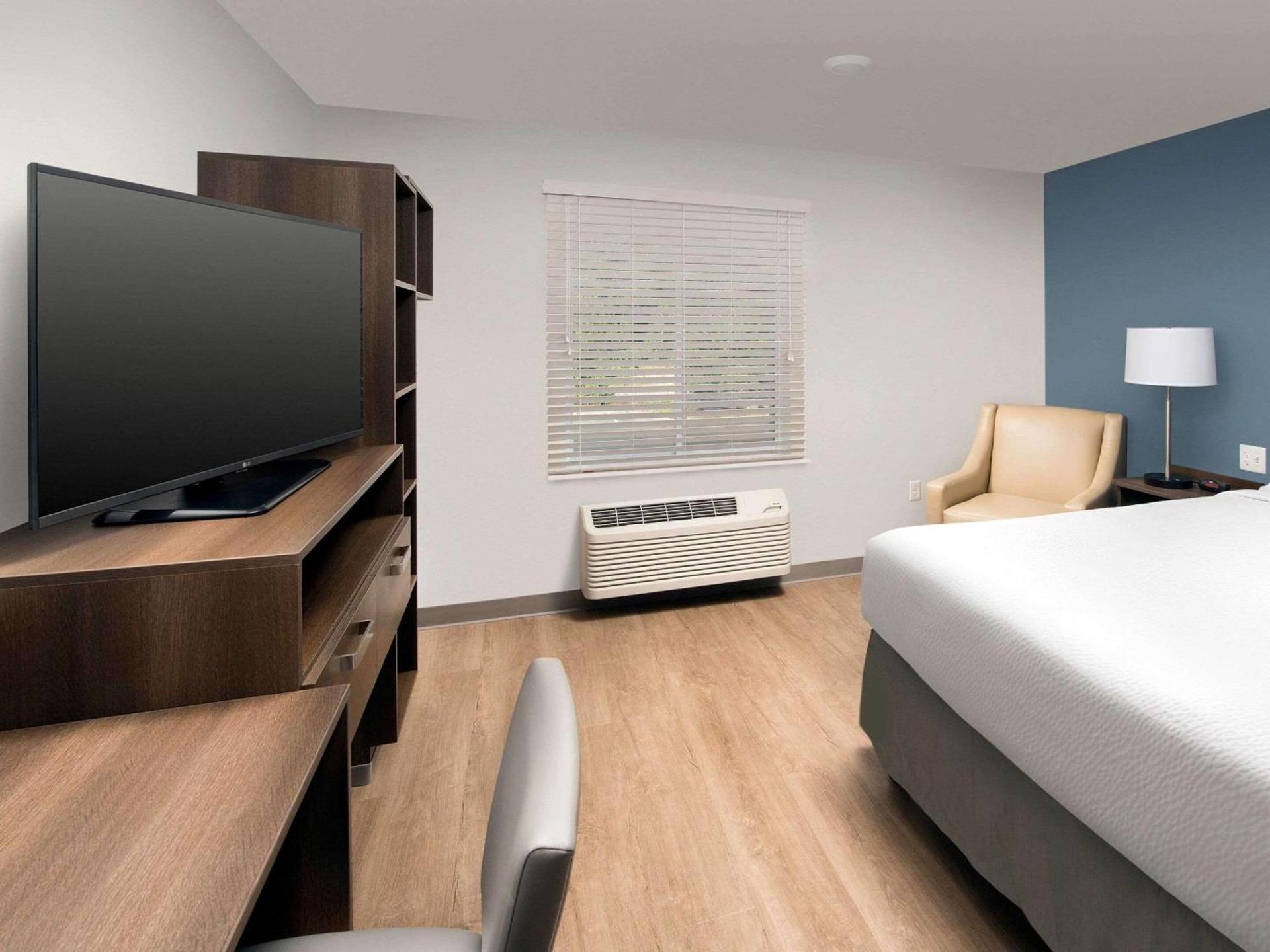 WoodSpring Suites Toledo Maumee photo 4