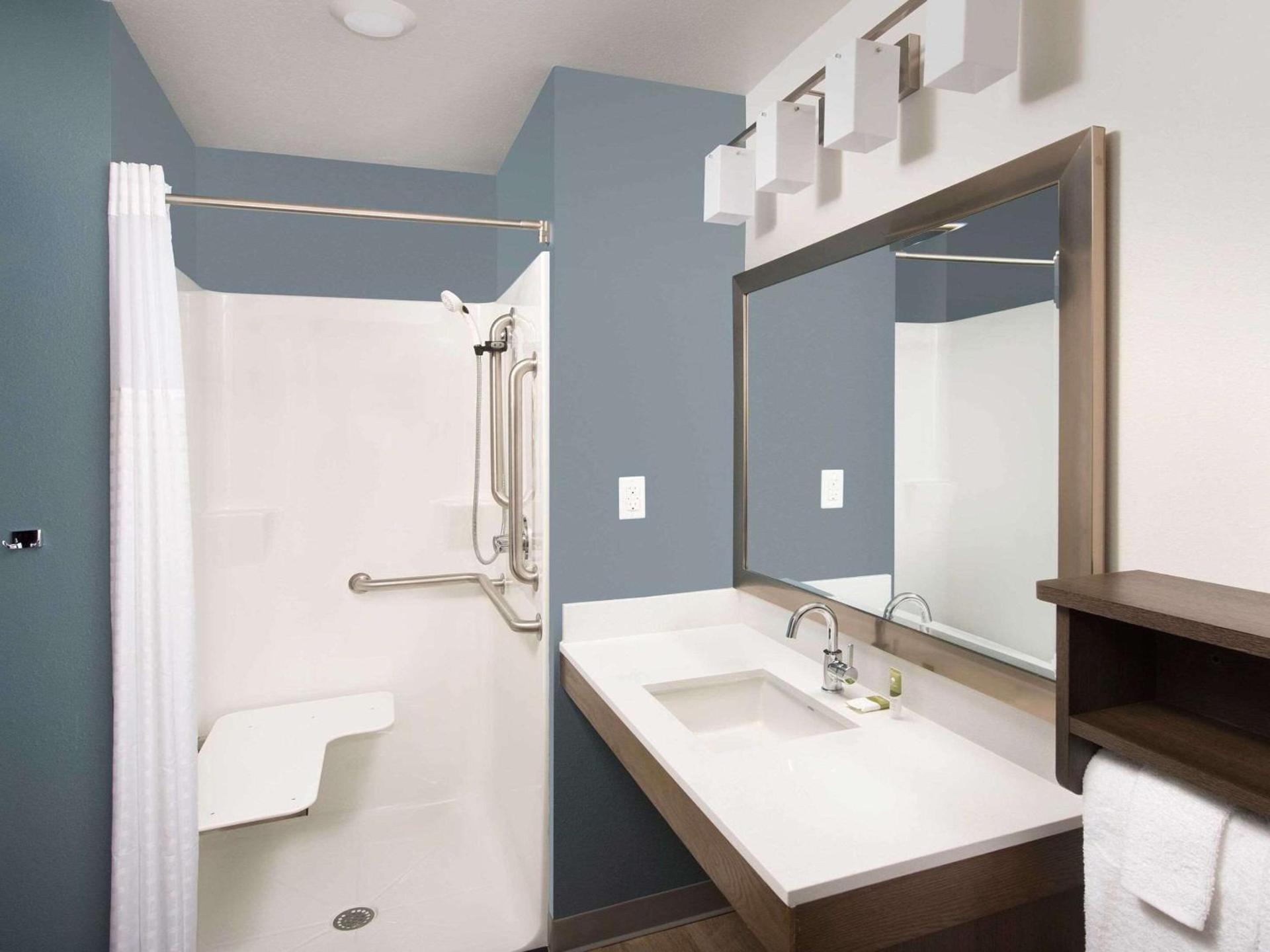 WoodSpring Suites Toledo Maumee photo 6