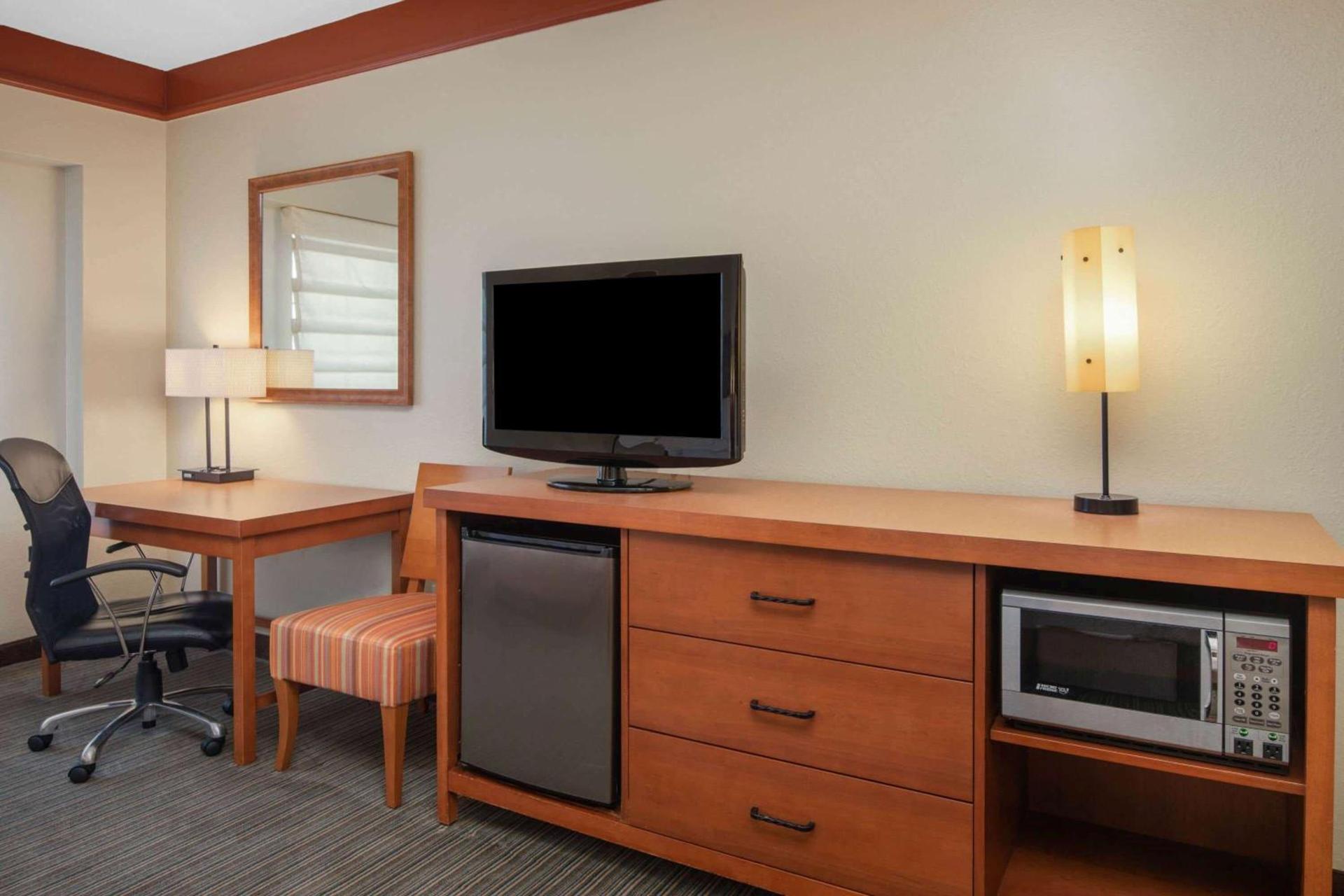 La Quinta by Wyndham Atlanta Ballpark/Galleria photo 29