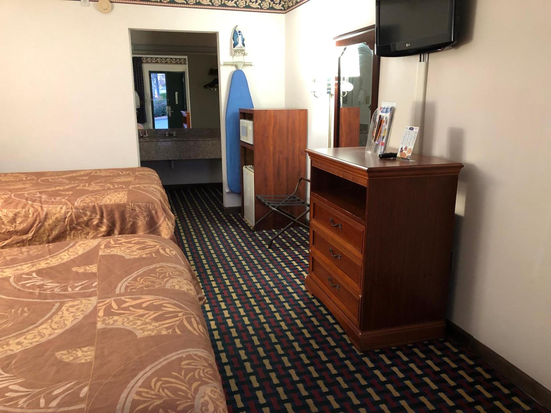 Howard Johnson by Wyndham Perry GA photo 13