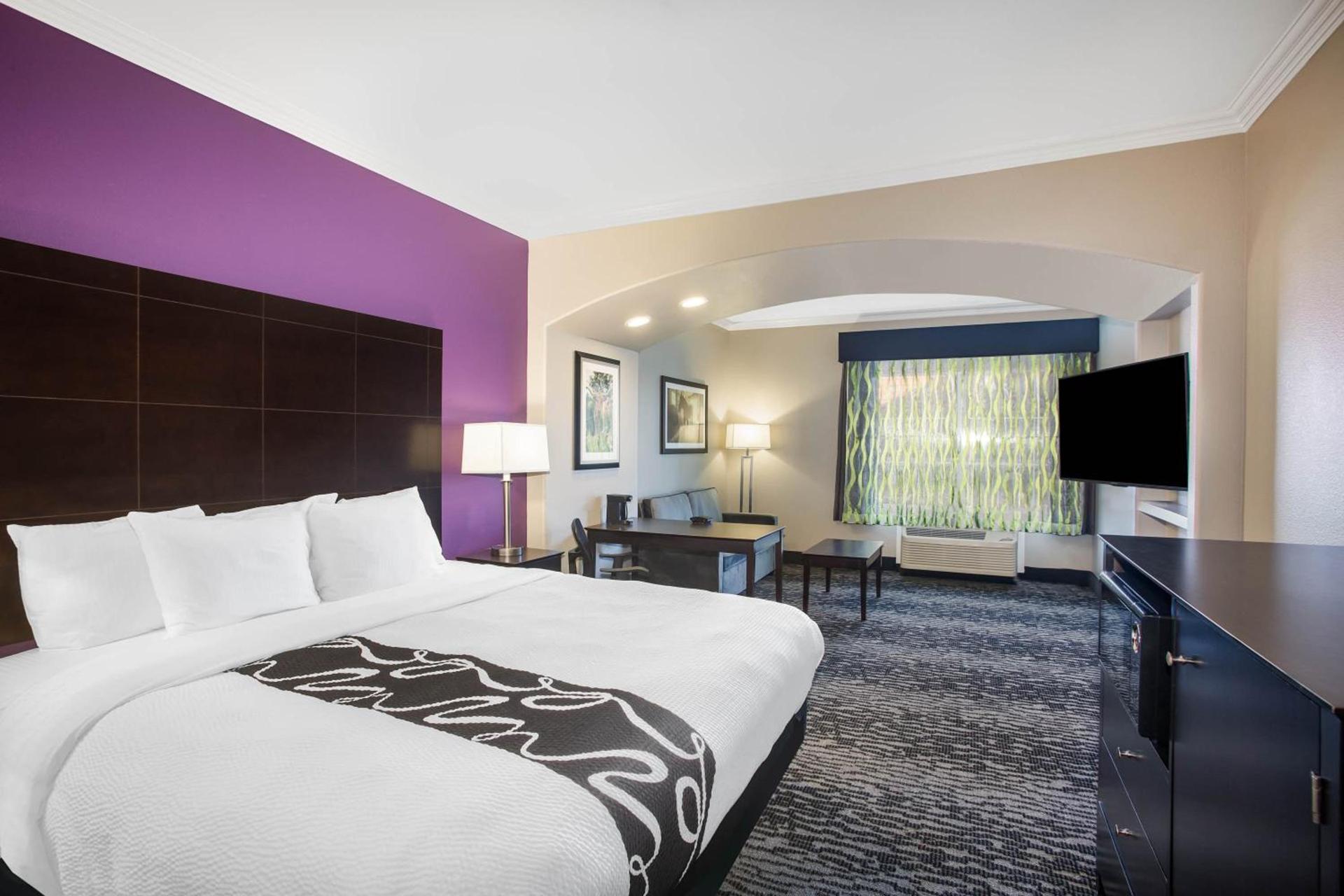 La Quinta by Wyndham Columbus TX photo 13