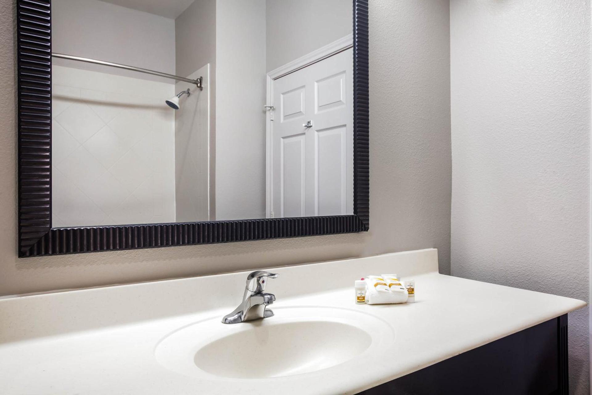 La Quinta by Wyndham Columbus TX photo 5