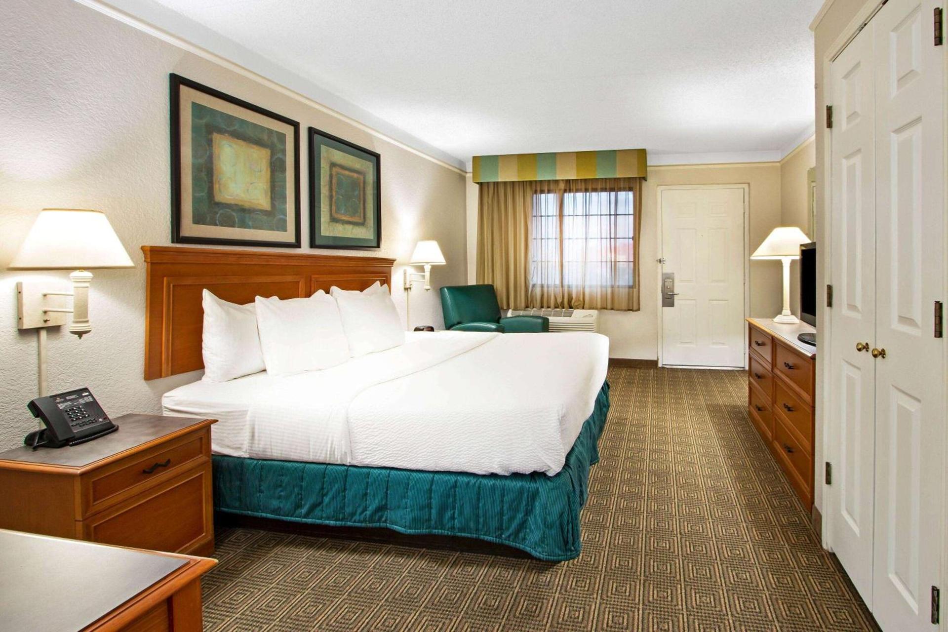 La Quinta Inn by Wyndham Albuquerque Airport photo 13