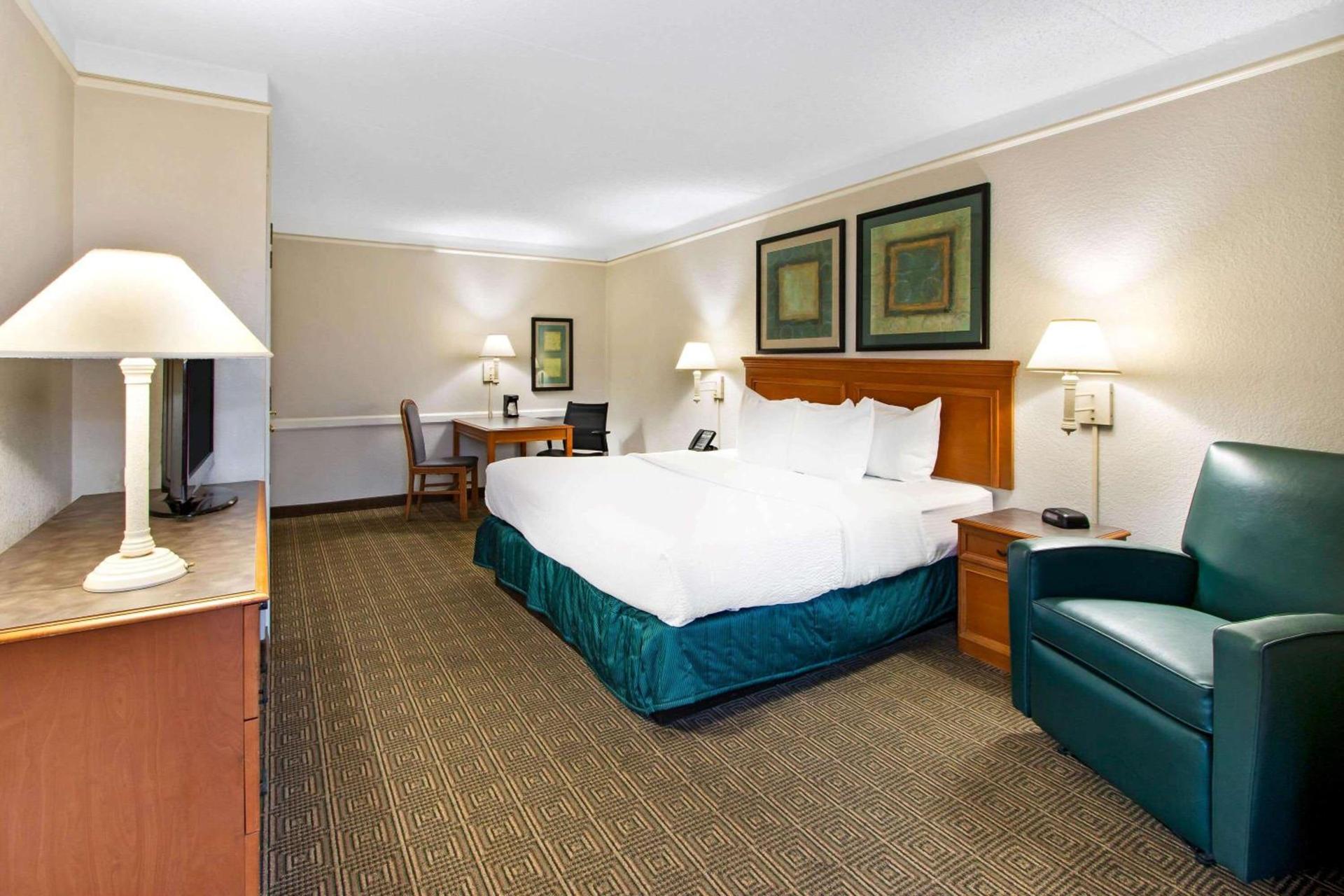 La Quinta Inn by Wyndham Albuquerque Airport photo 14