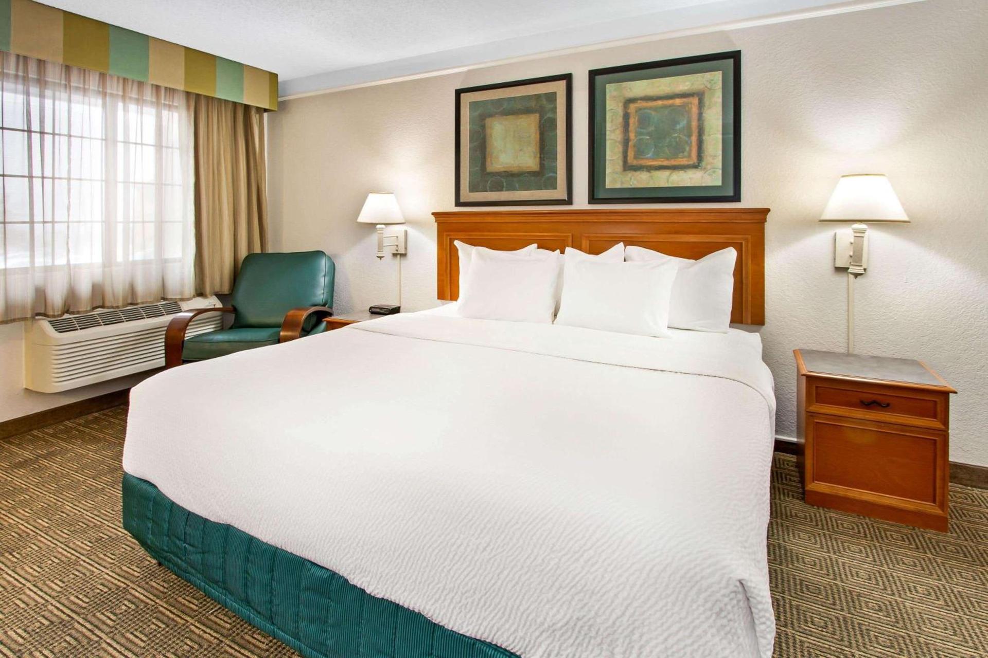 La Quinta Inn by Wyndham Albuquerque Airport photo 18