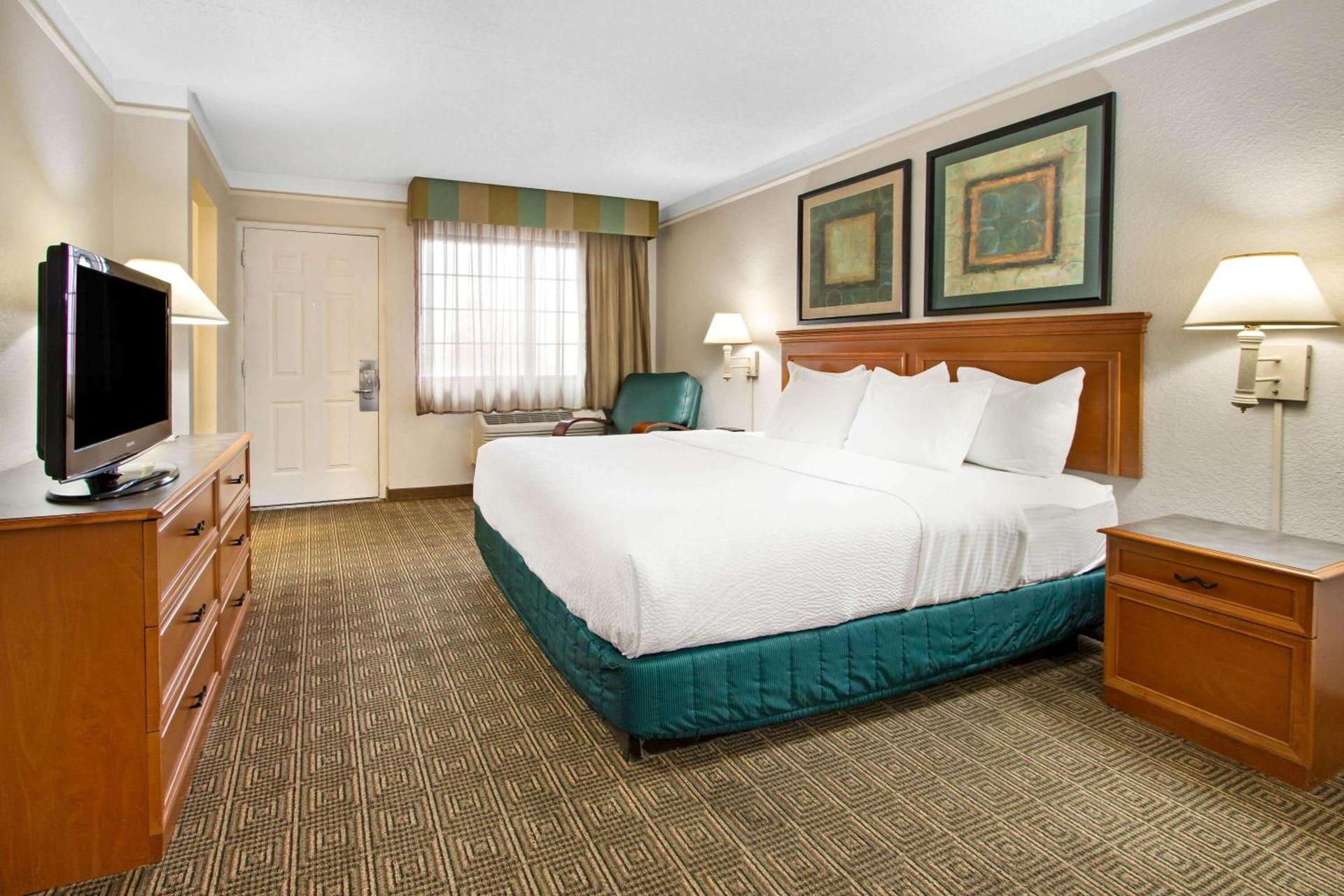 La Quinta Inn by Wyndham Albuquerque Airport photo 19