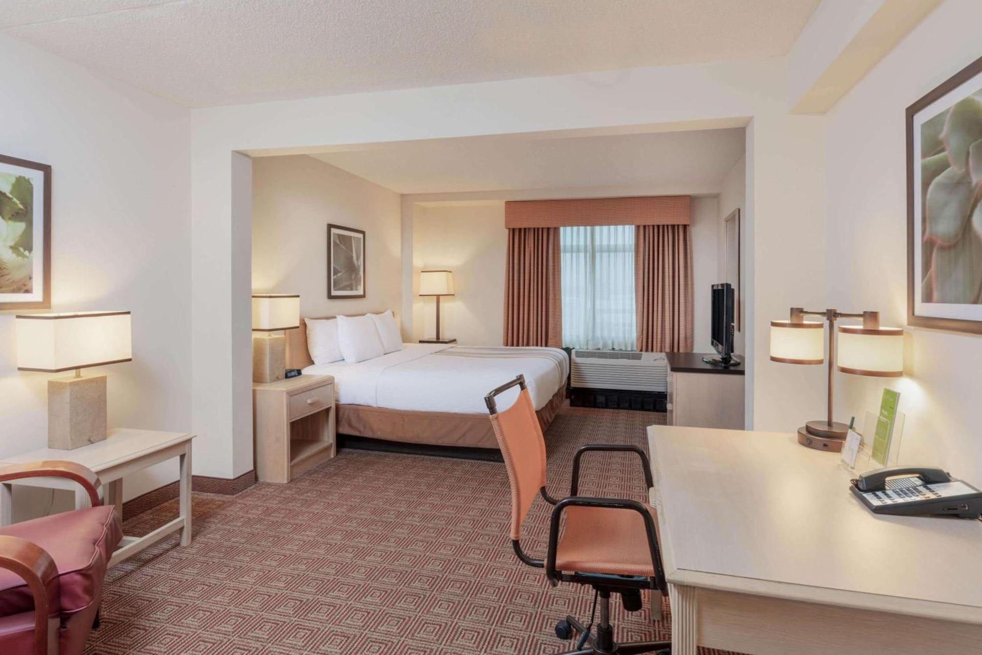 La Quinta by Wyndham Garden City photo 37
