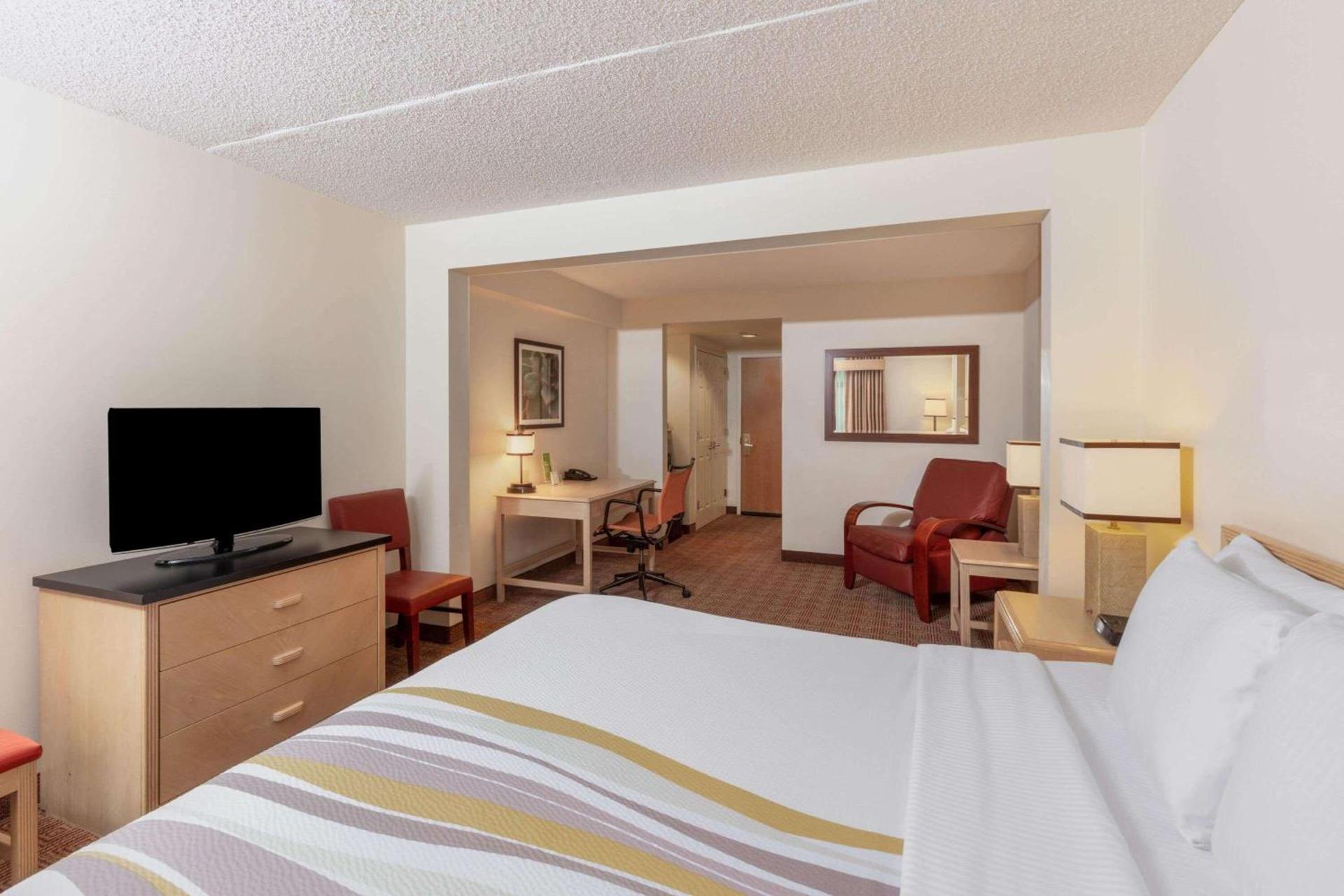 La Quinta by Wyndham Garden City photo 38