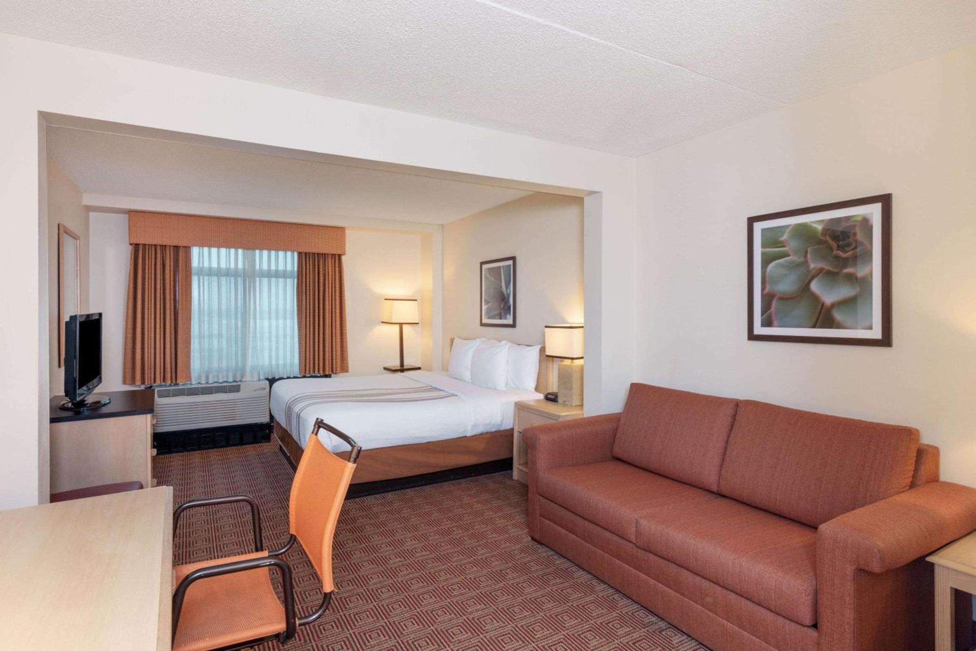 La Quinta by Wyndham Garden City photo 40