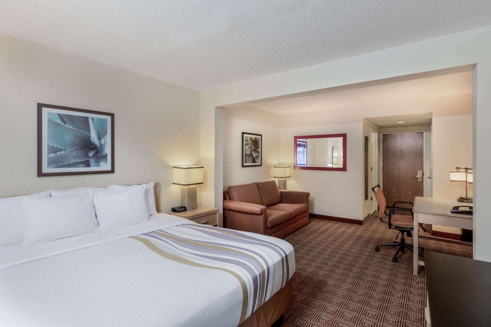 La Quinta by Wyndham Garden City photo 42
