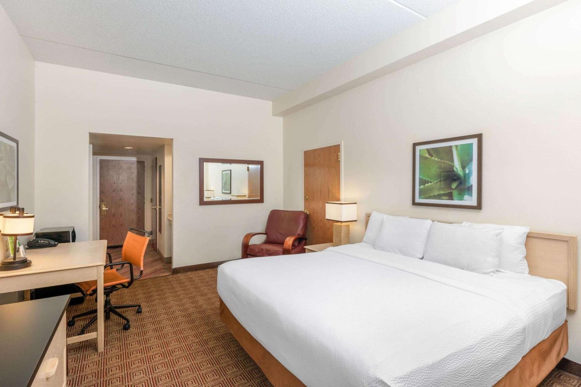 La Quinta by Wyndham Garden City photo 46