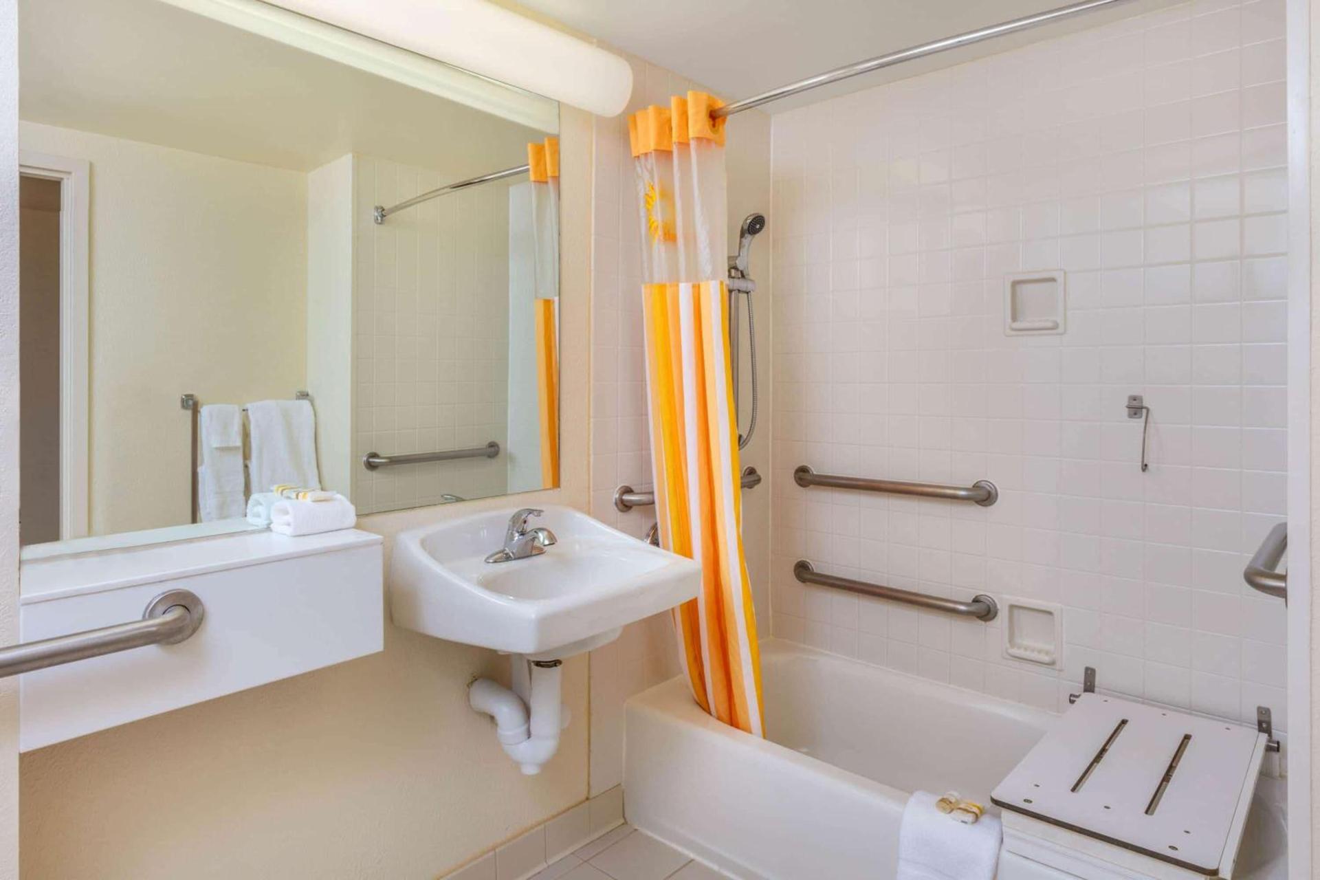 La Quinta by Wyndham Garden City photo 48