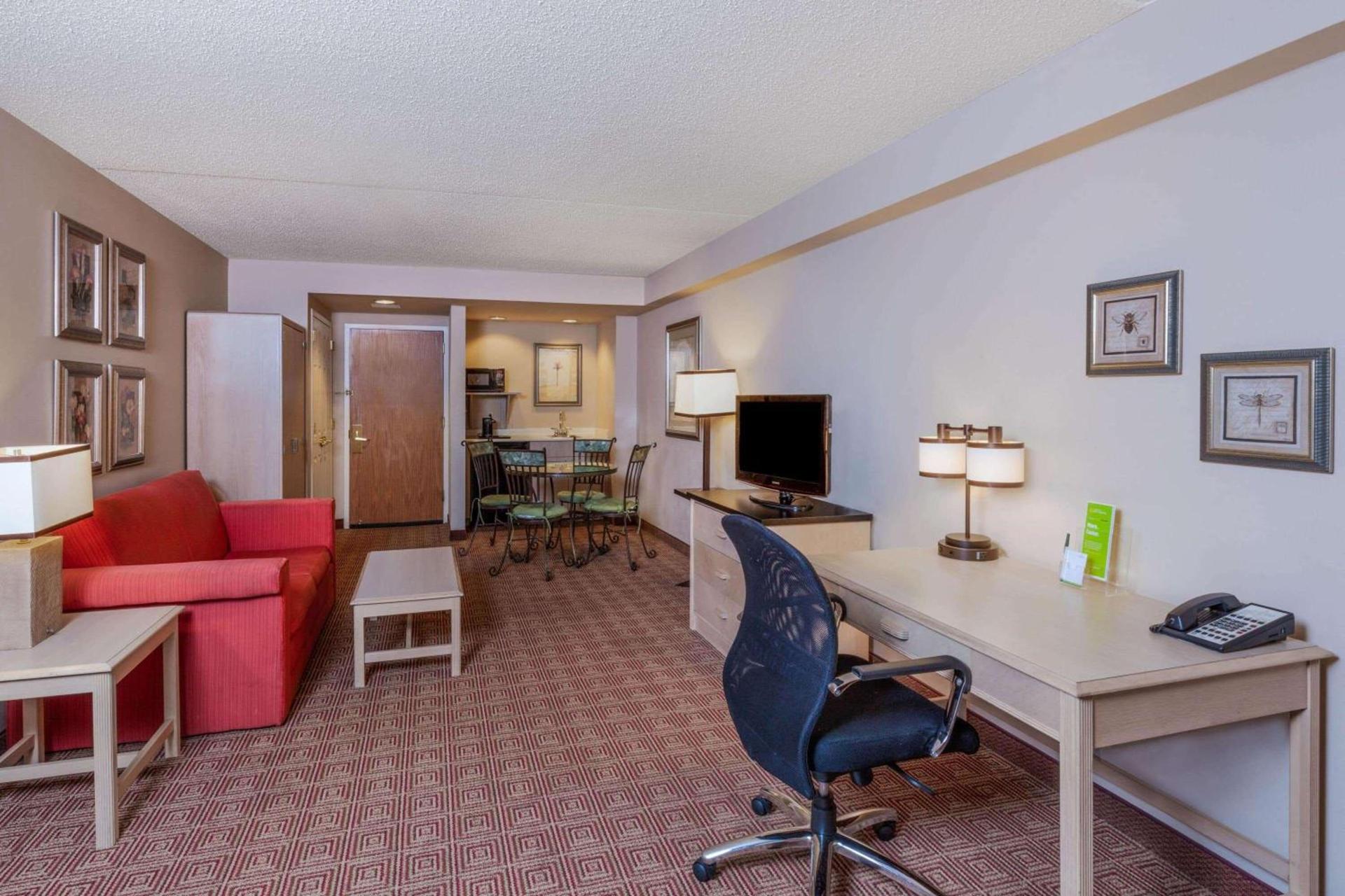 La Quinta by Wyndham Garden City photo 53