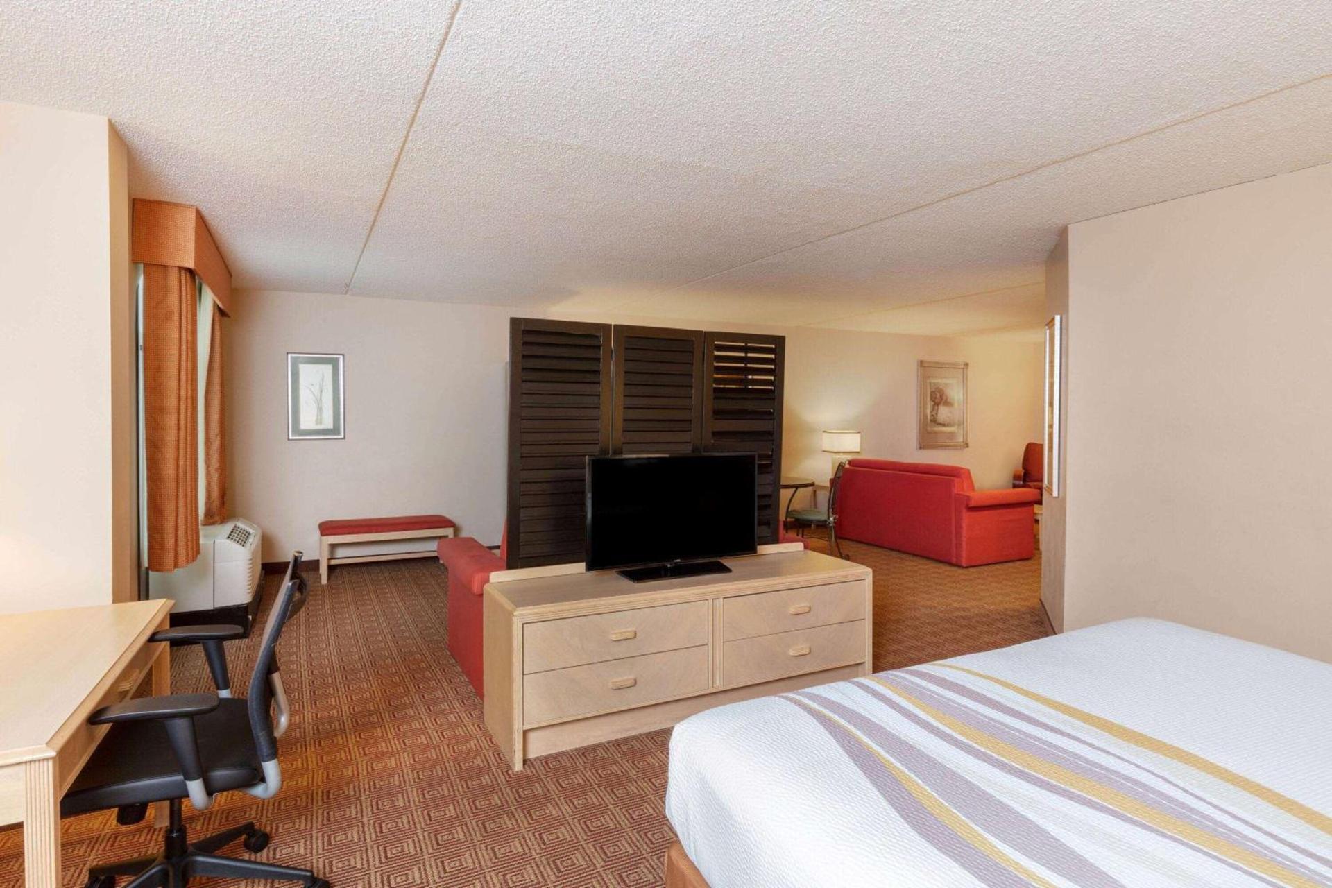 La Quinta by Wyndham Garden City photo 54
