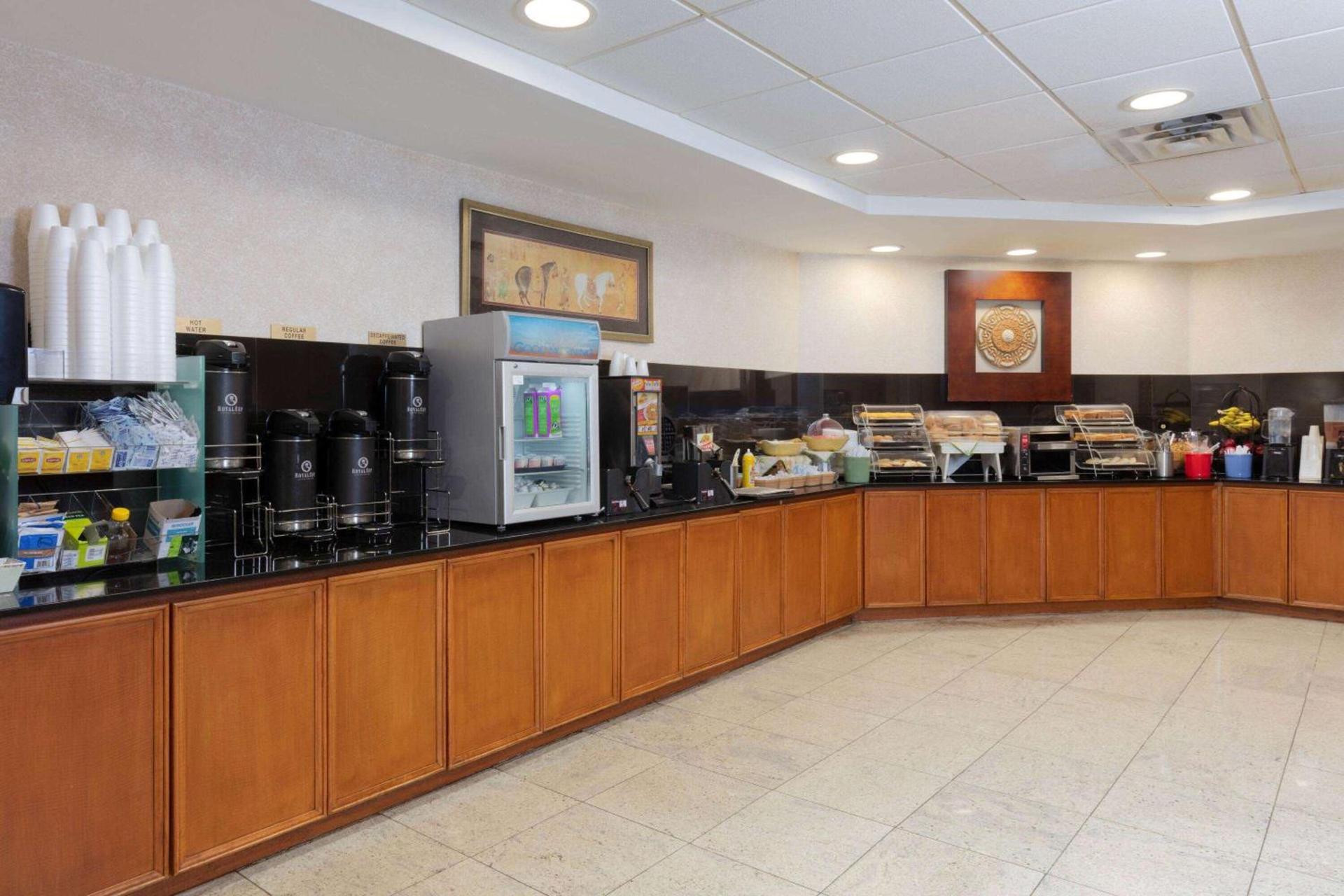 La Quinta by Wyndham Garden City photo 59
