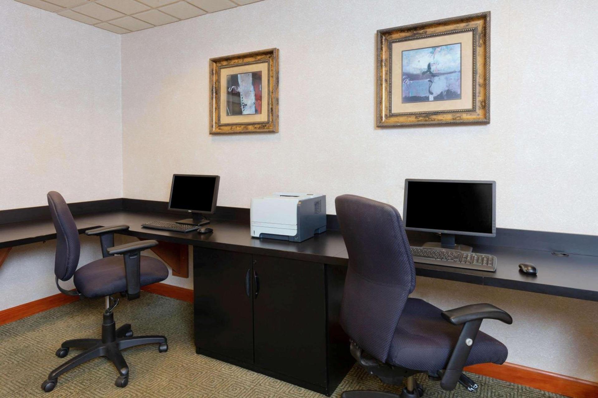 La Quinta by Wyndham Garden City photo 61