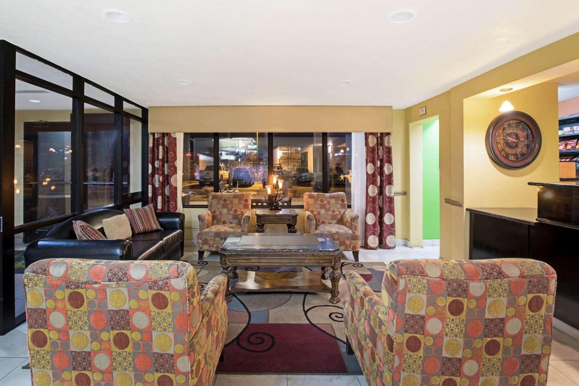 La Quinta by Wyndham Salina photo 28