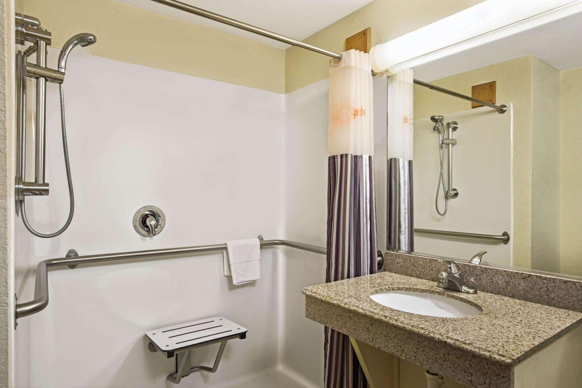 La Quinta by Wyndham Salina photo 20