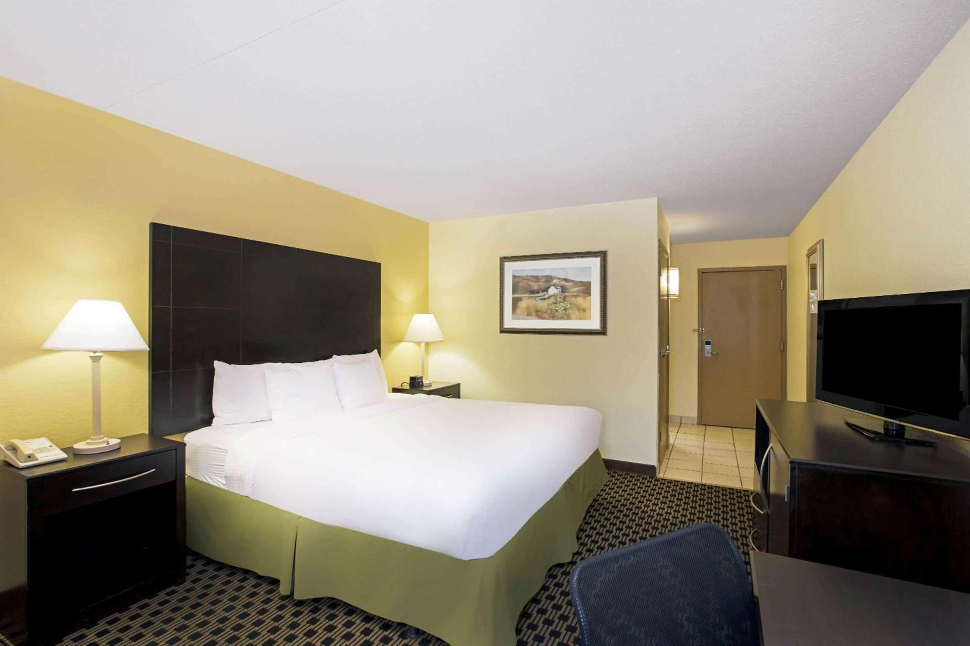 La Quinta by Wyndham Salina photo 14