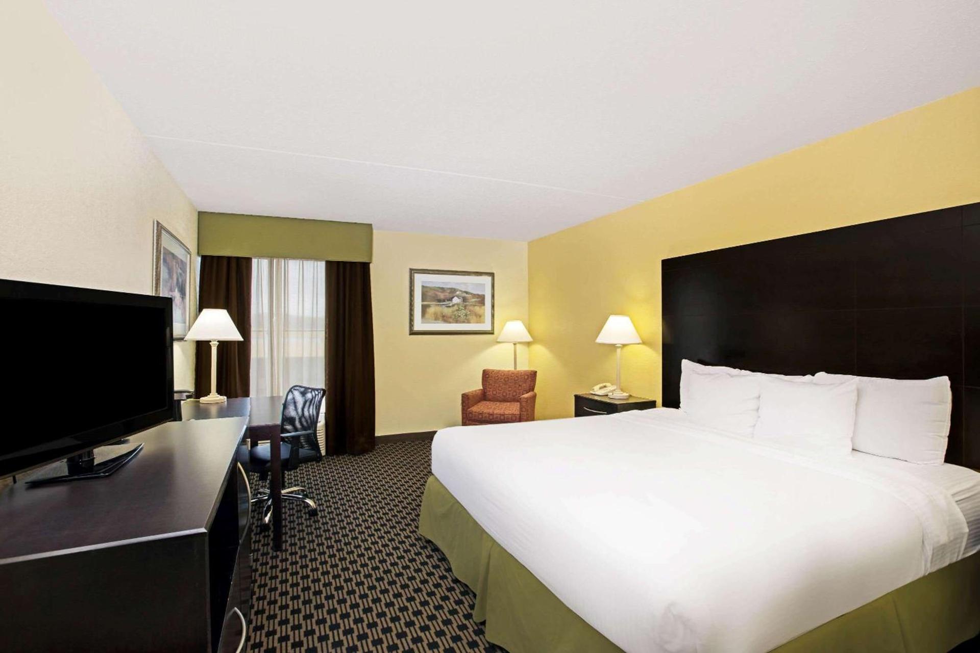 La Quinta by Wyndham Salina photo 12