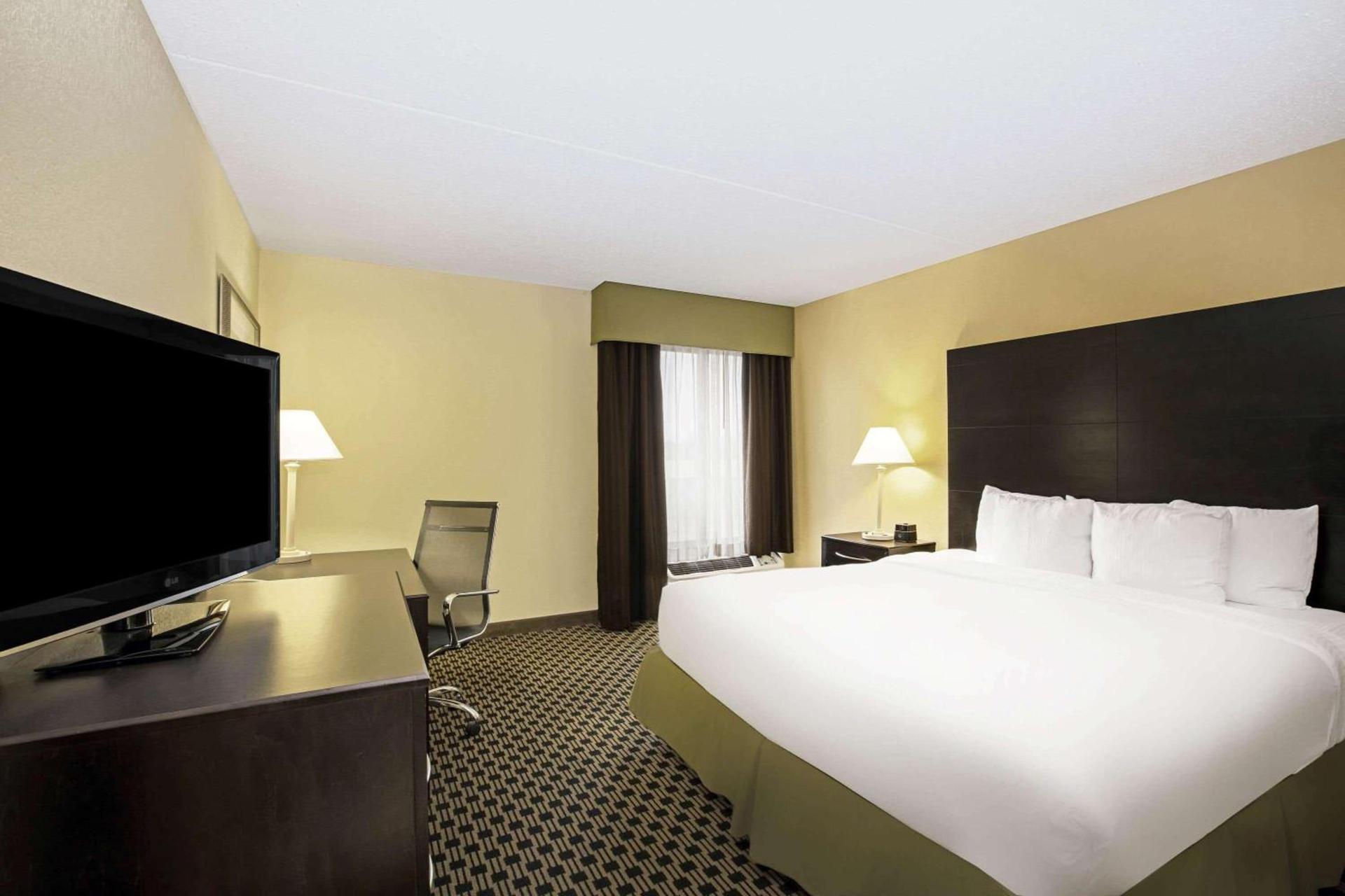 La Quinta by Wyndham Salina photo 16