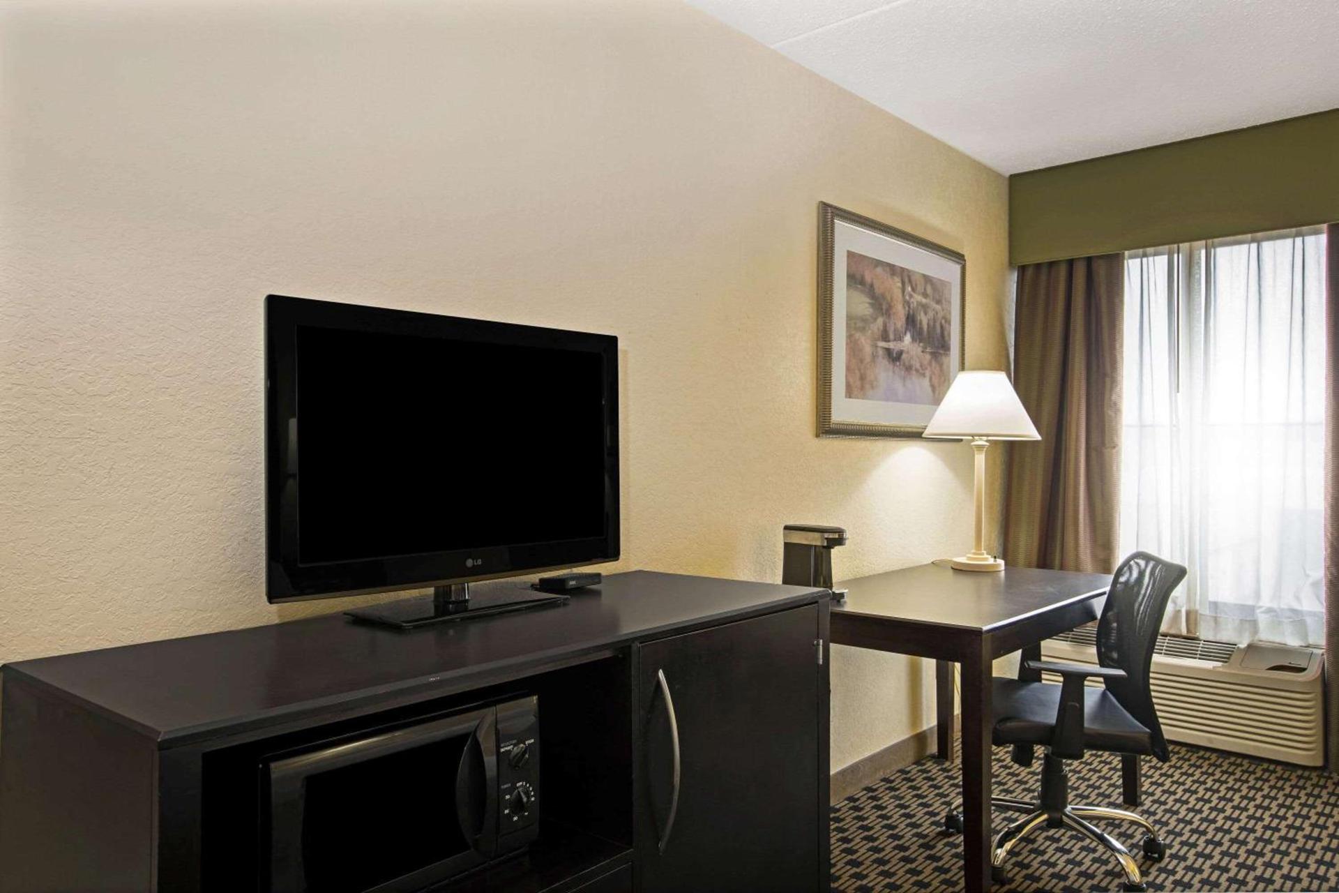 La Quinta by Wyndham Salina photo 17