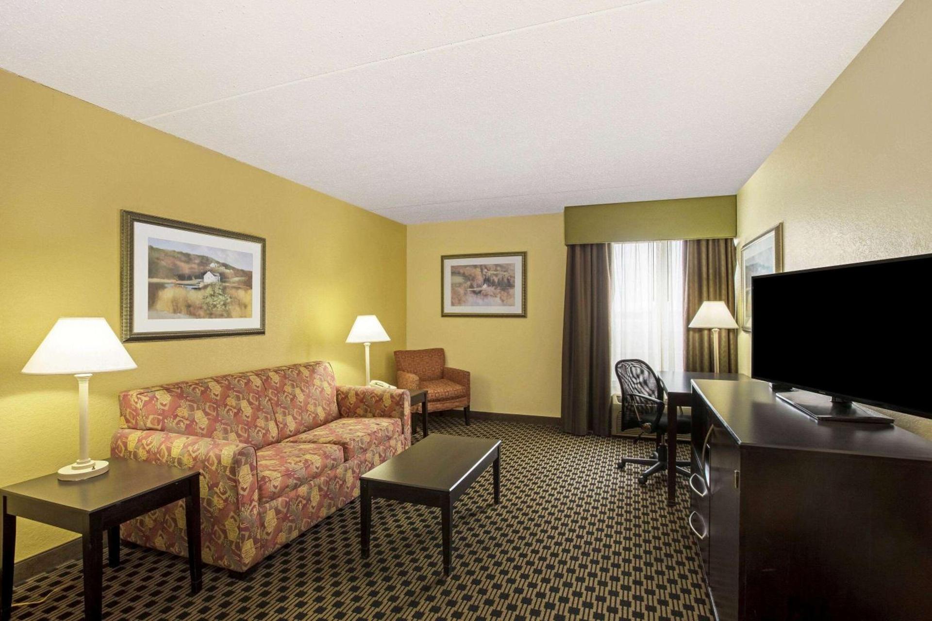 La Quinta by Wyndham Salina photo 18