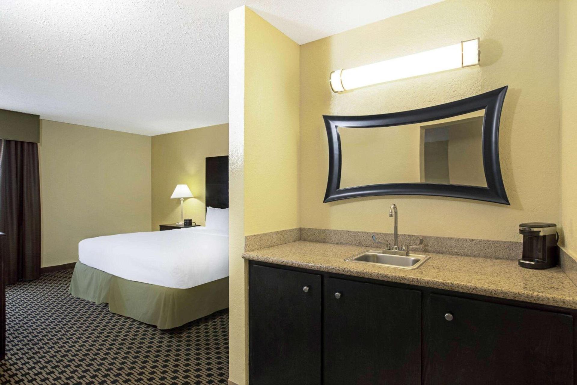 La Quinta by Wyndham Salina photo 8