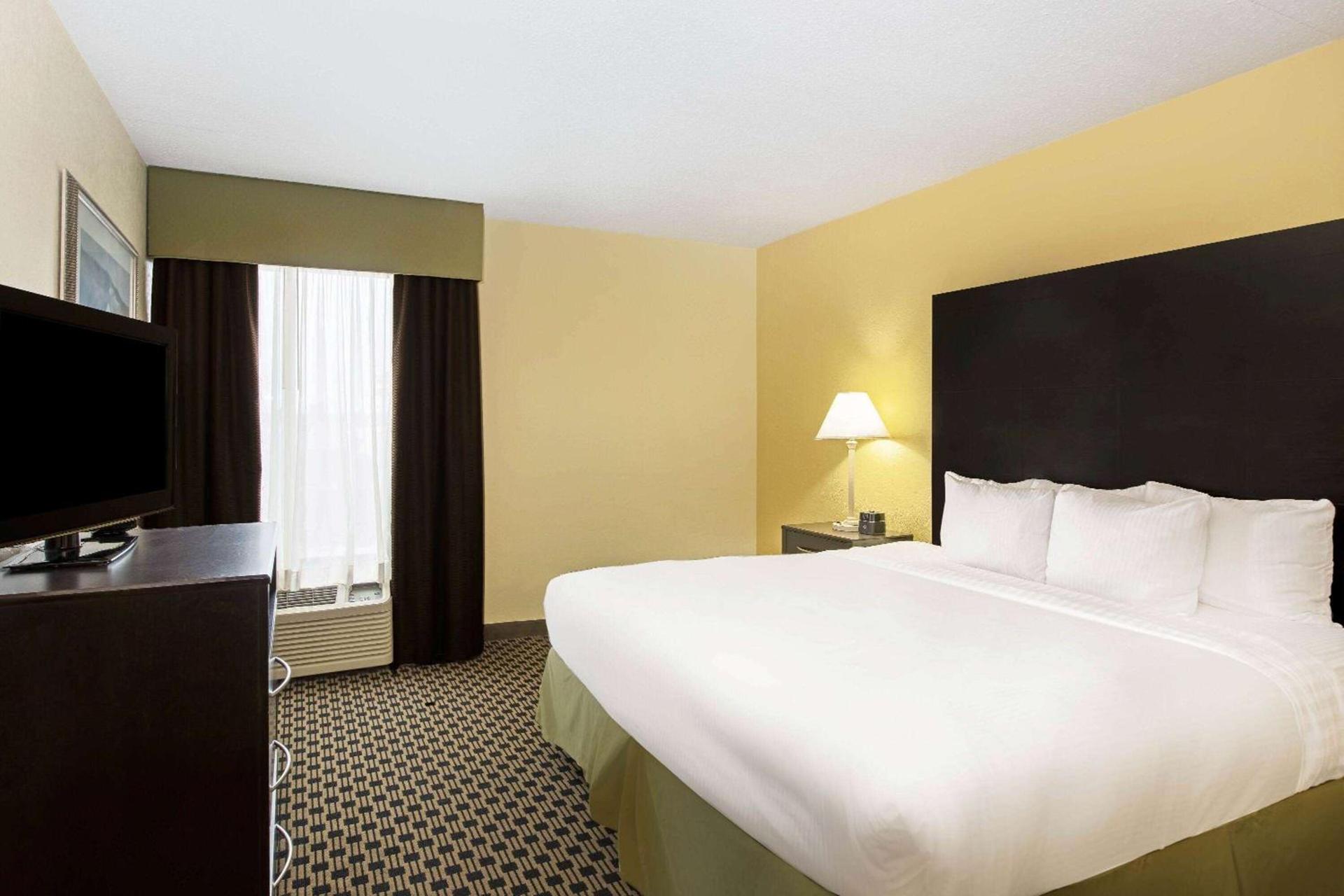 La Quinta by Wyndham Salina photo 10