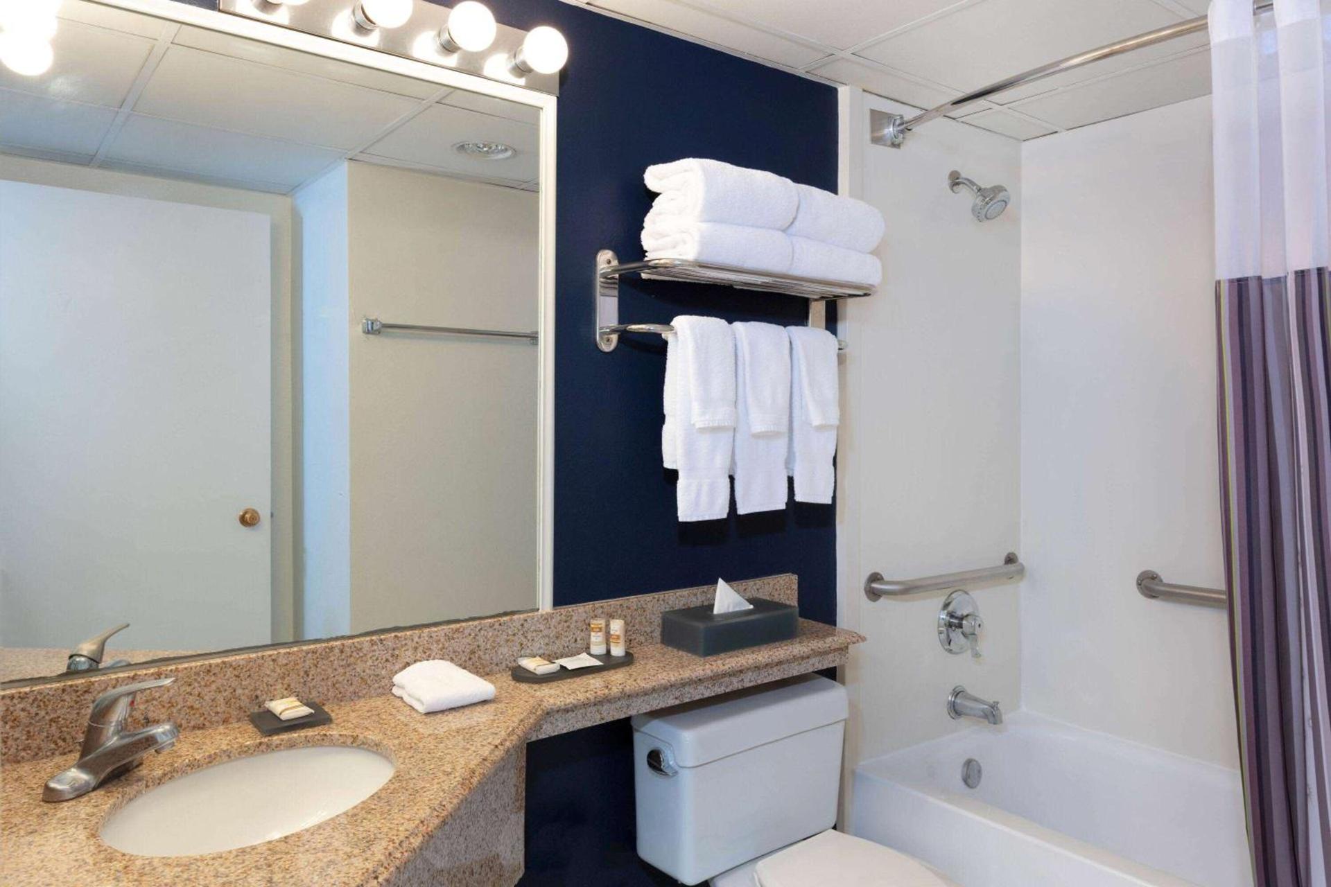 La Quinta by Wyndham Secaucus Meadowlands photo 40