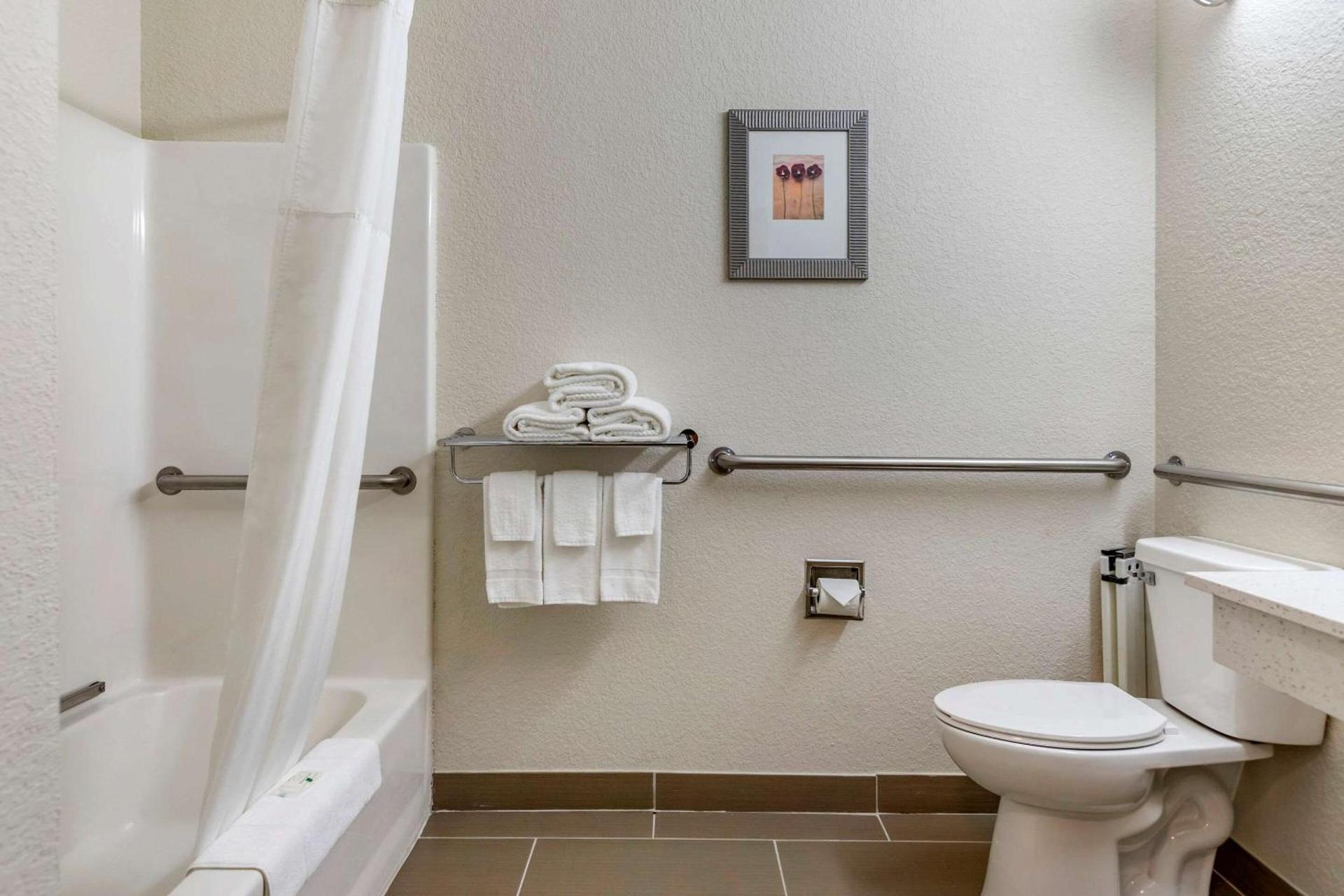 Quality Inn & Suites photo 12