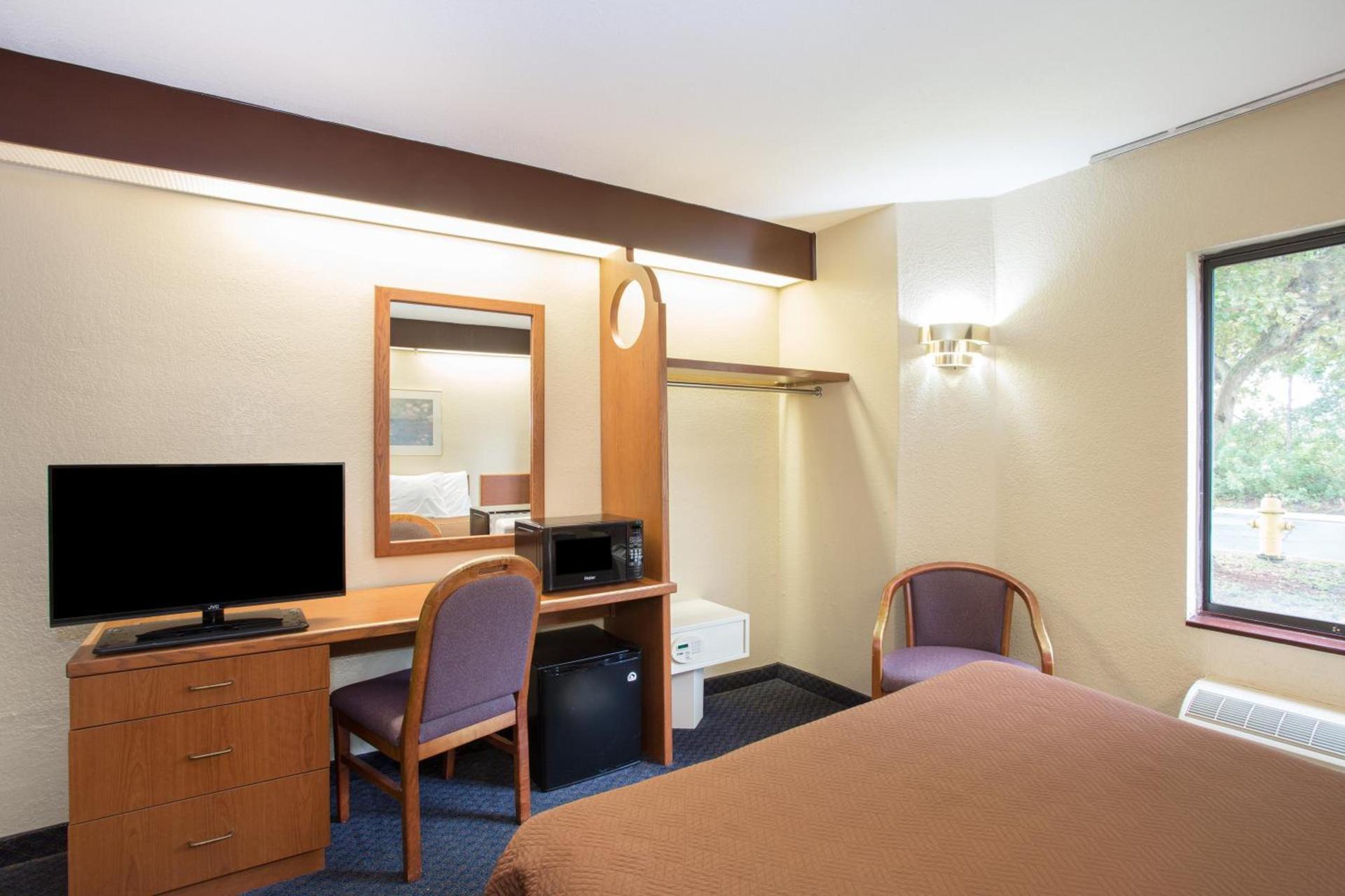 Travelodge by Wyndham Fort Myers Airport photo 6