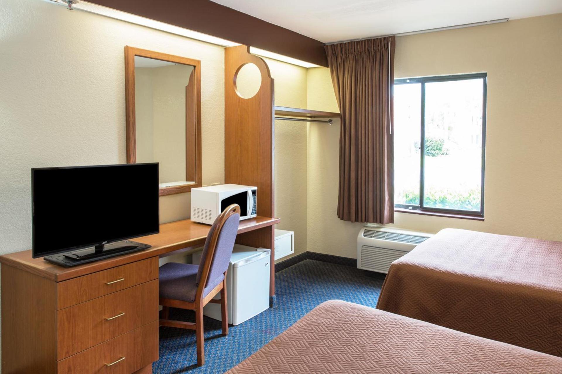 Travelodge by Wyndham Fort Myers Airport photo 10