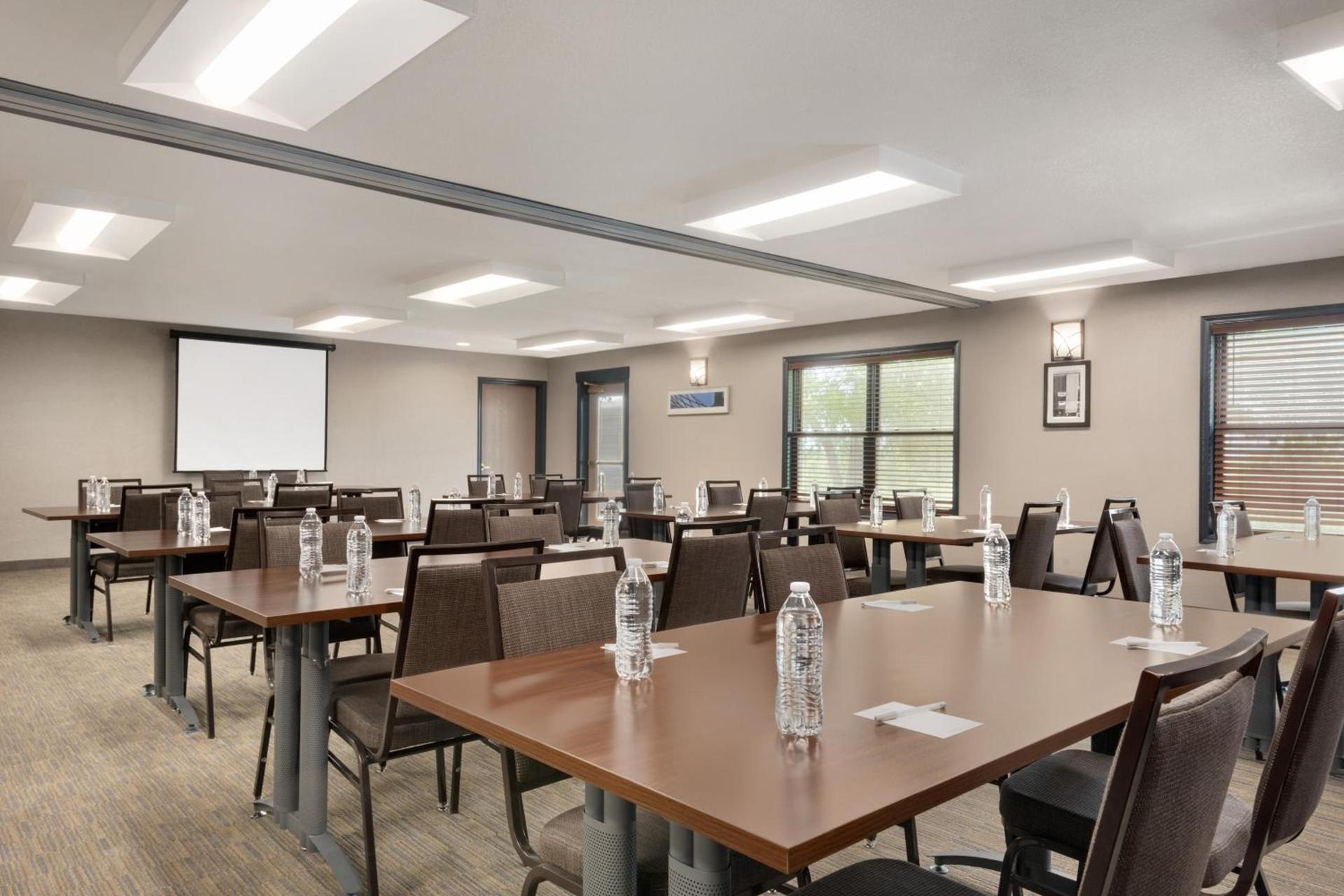 Country Inn & Suites by Radisson, Pella, IA photo 49