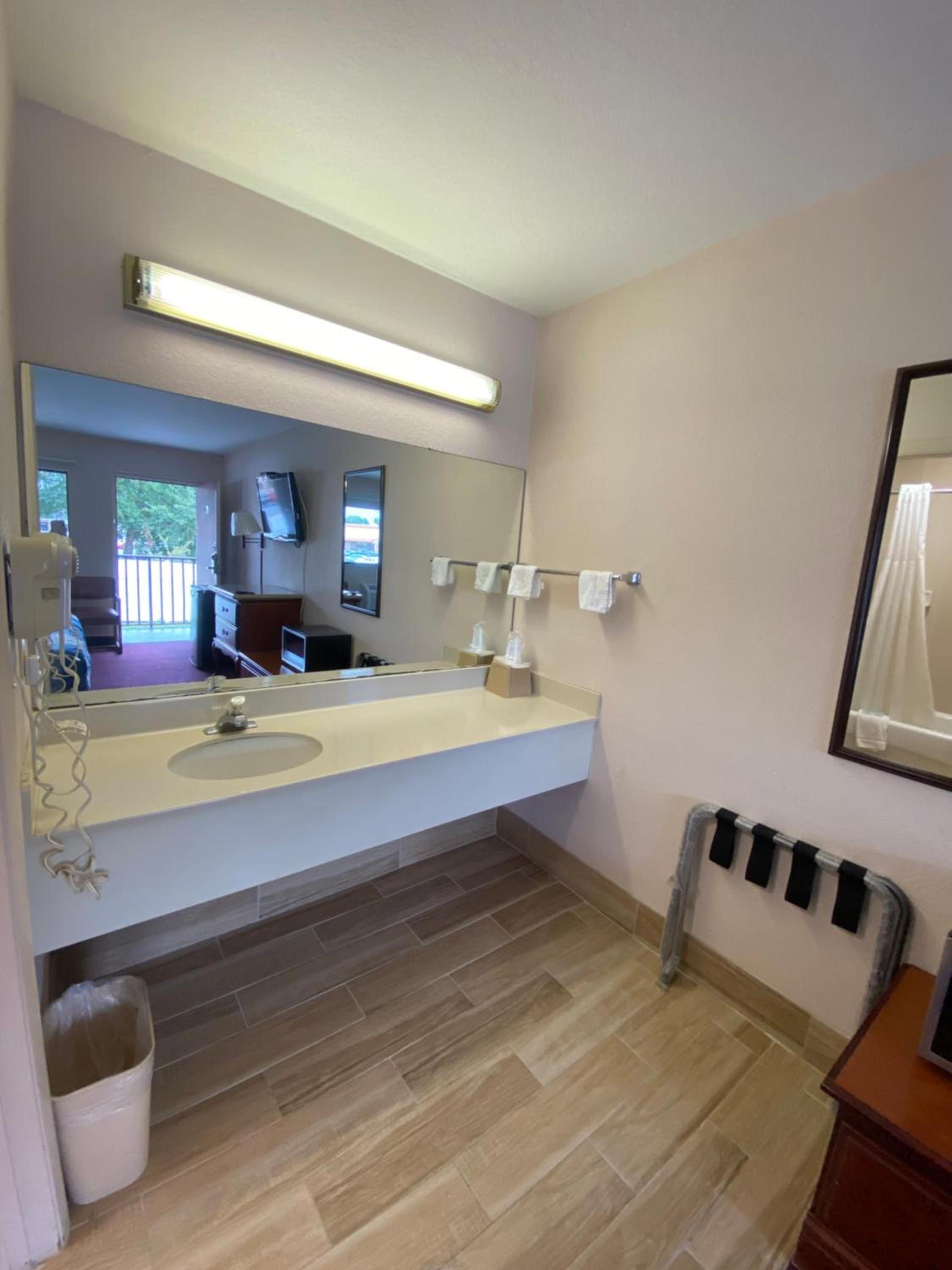 REGENCY INN photo 14