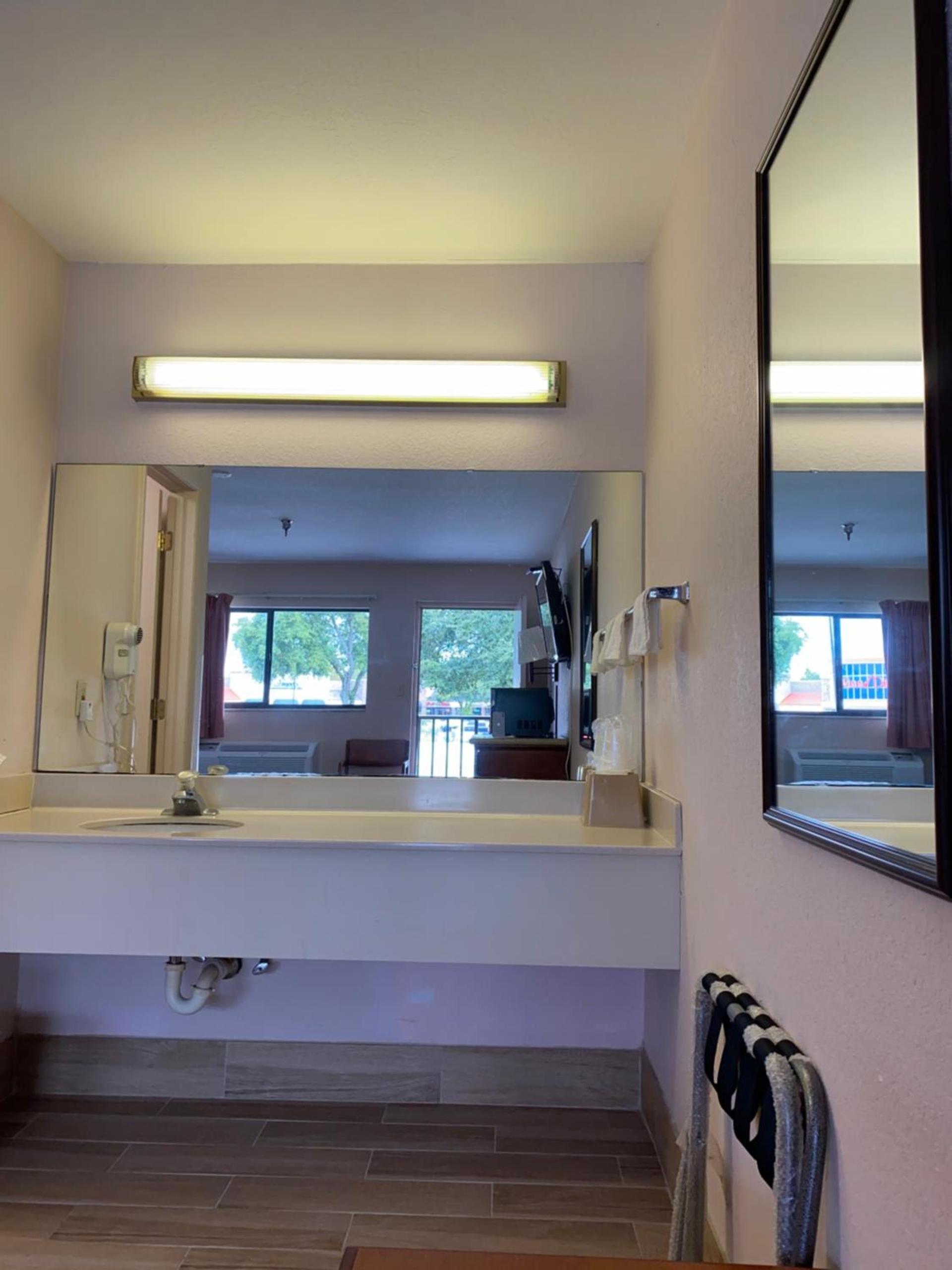 REGENCY INN photo 13