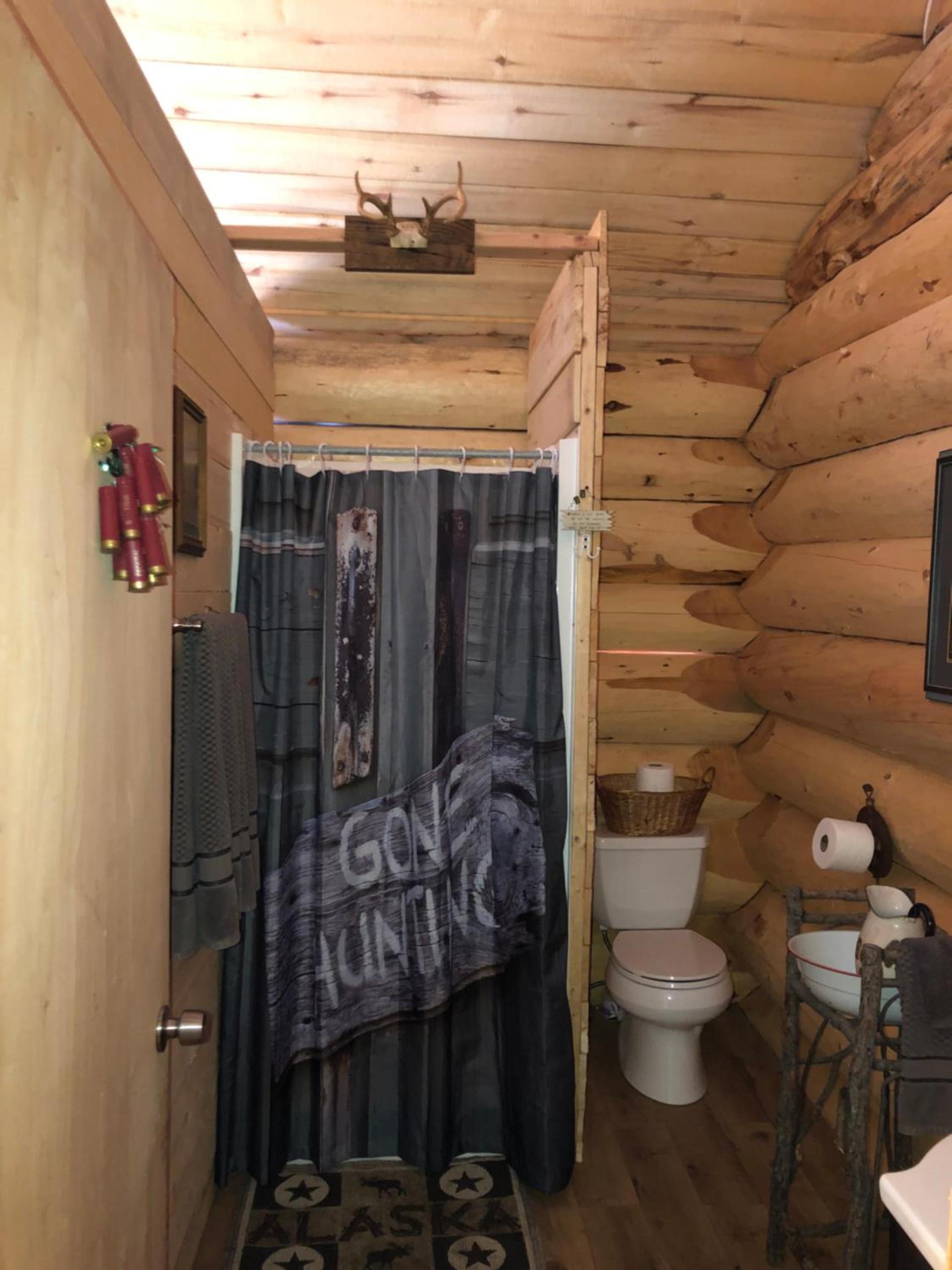 Wrangell Mountain Lodge- Private Bathroom with shower photo 9