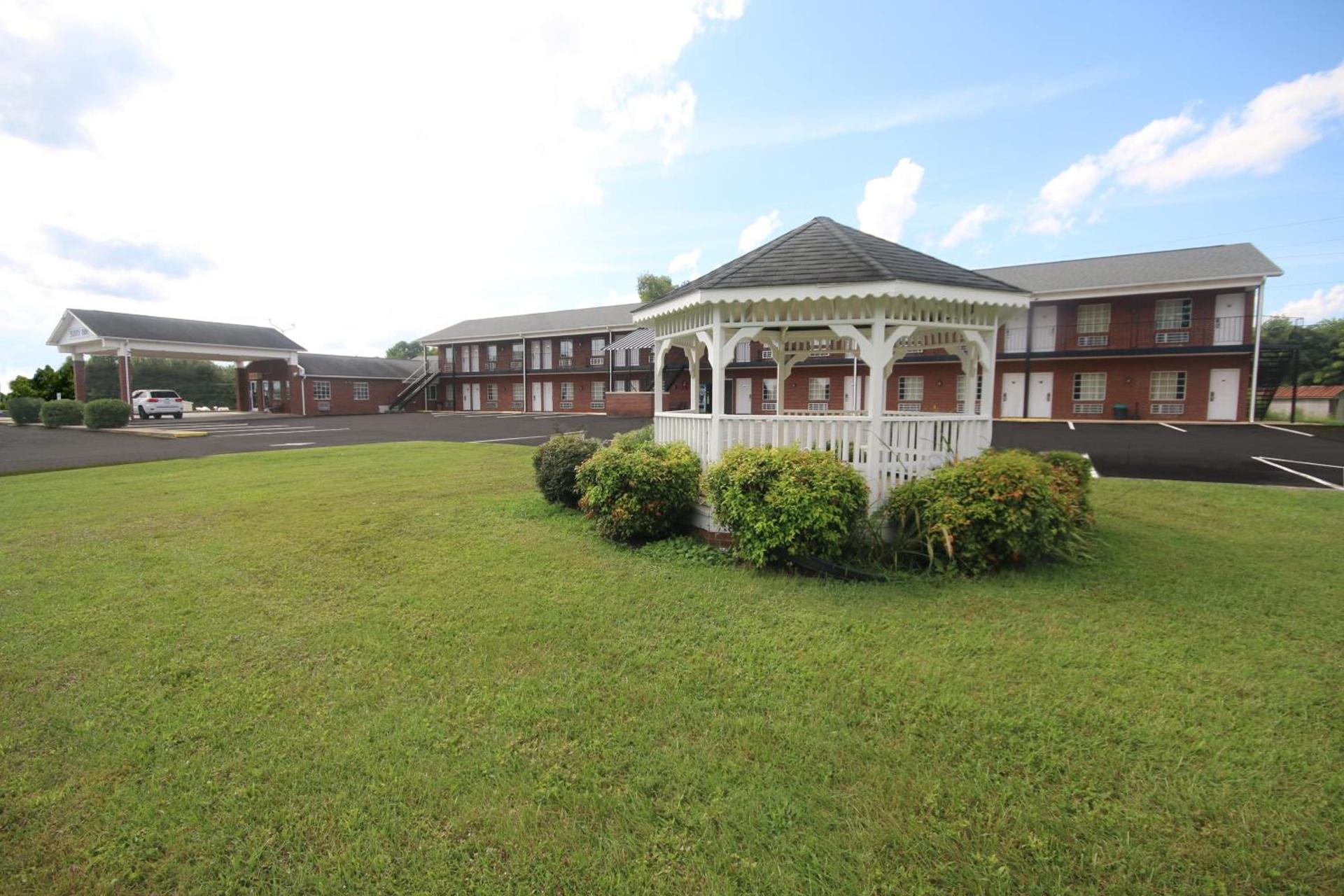 Surry Inn - Dobson - I-77 - Exit 93 photo 4