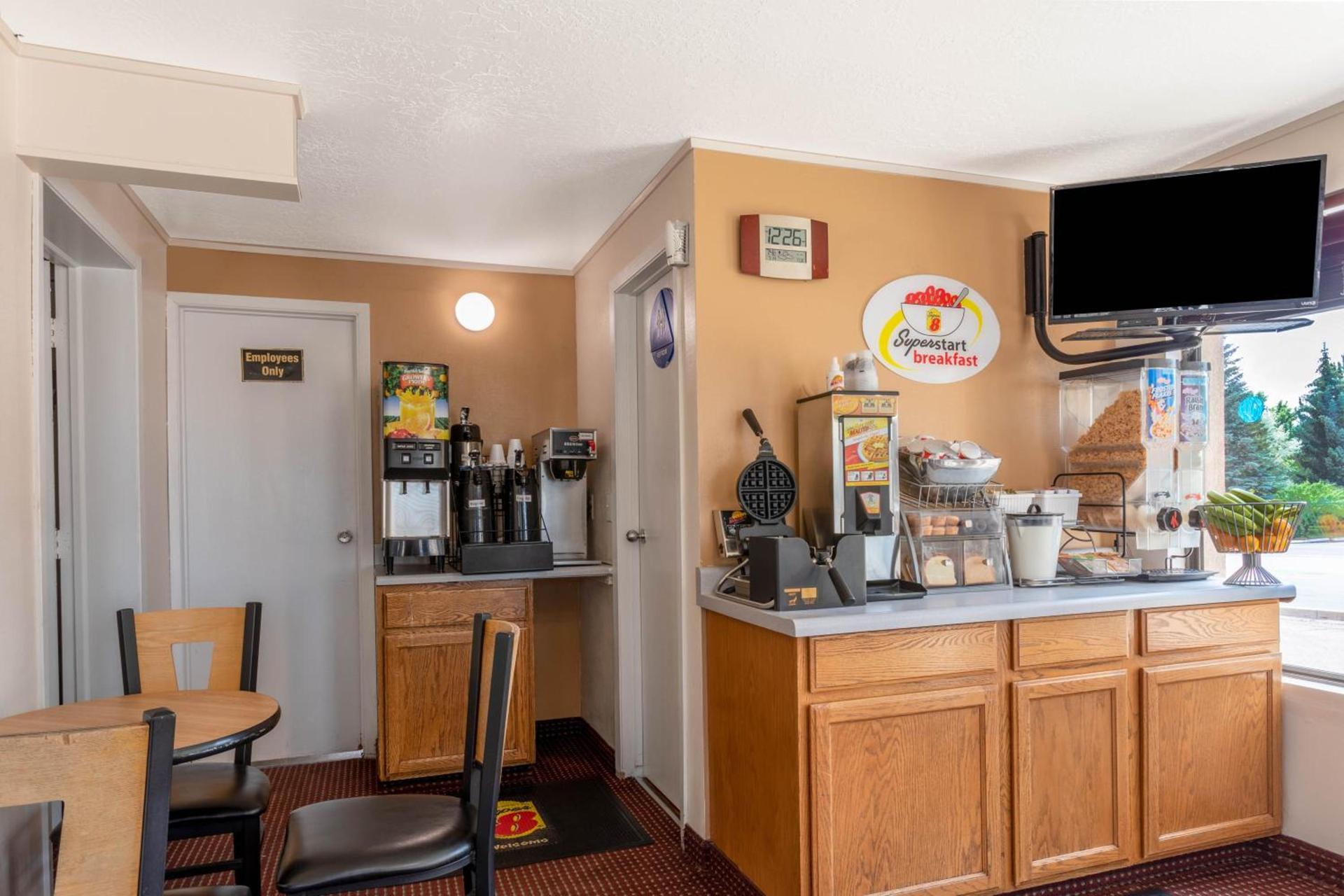 Super 8 by Wyndham Evanston photo 34